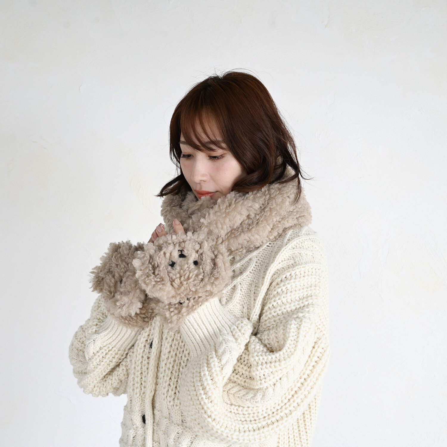 指先自由でらくらくスマホ フード付きで暖かい トイプードル もこもこミトン＆ スヌードセット