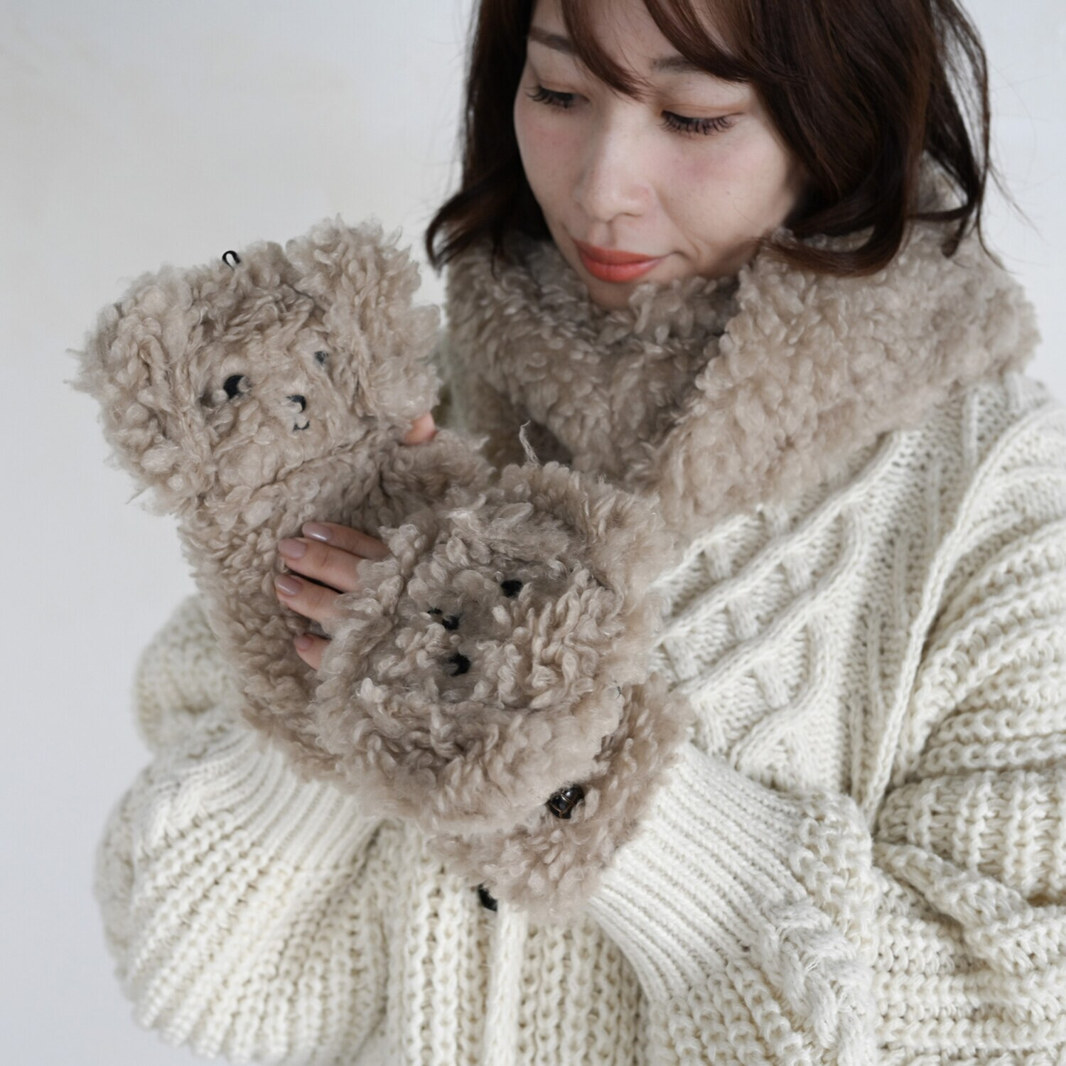 指先自由でらくらくスマホ フード付きで暖かい トイプードル もこもこミトン＆ スヌードセット