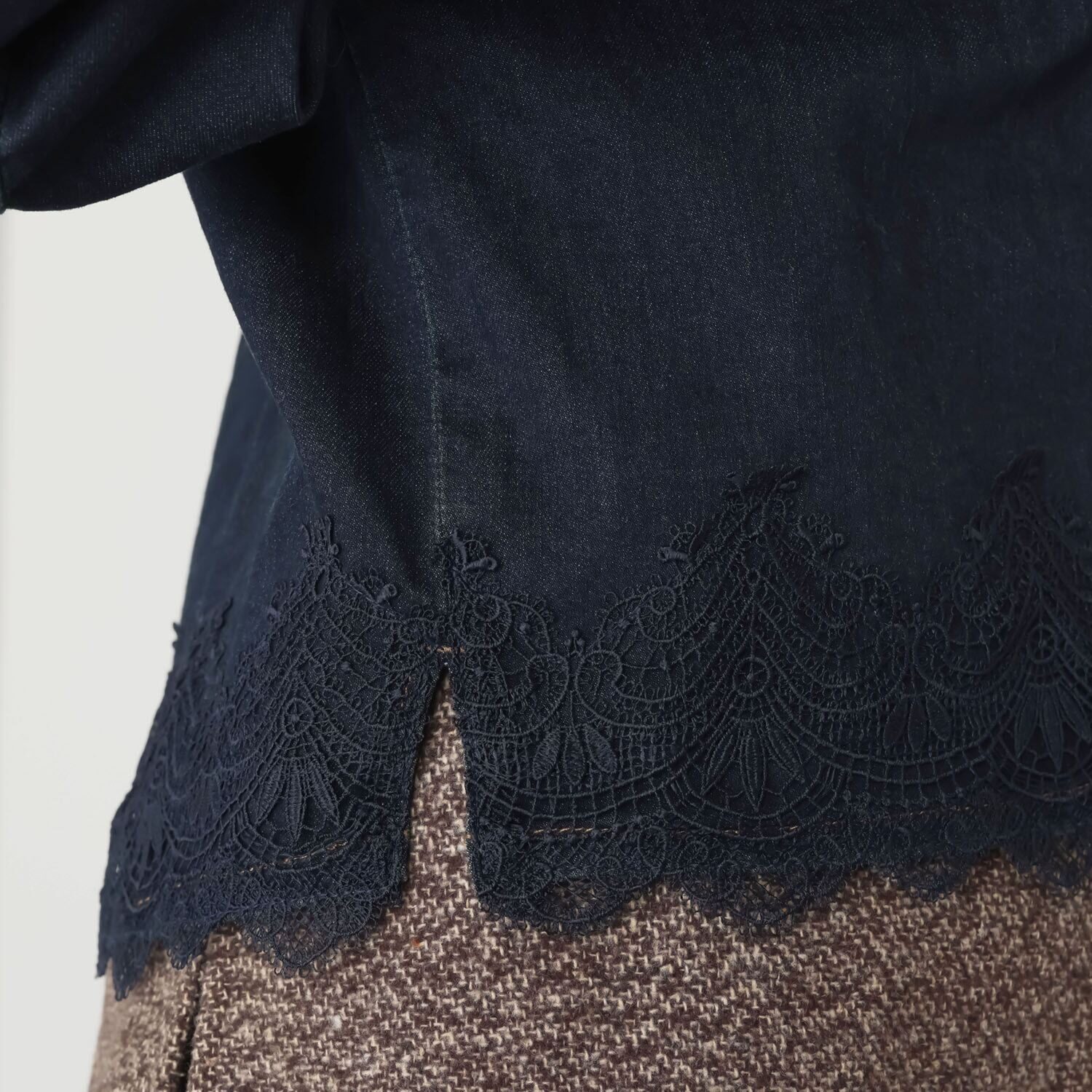 アトリエ　クース デニム×レースで 大人カジュアルを楽しんで ライトデニムジャケット