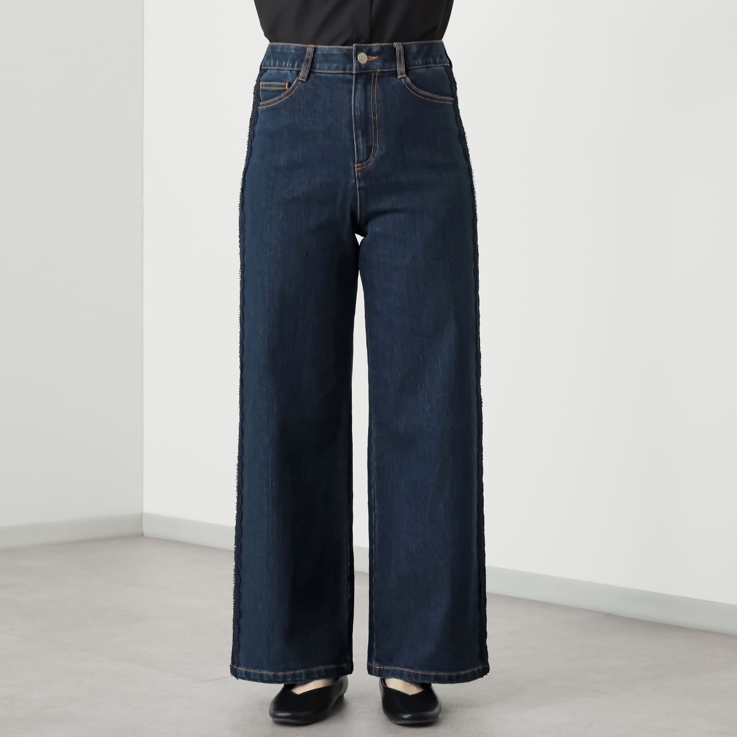 アトリエ　クース サイドのレース使いで 細見えおしゃれ見え！ サイドレースデニムパンツ