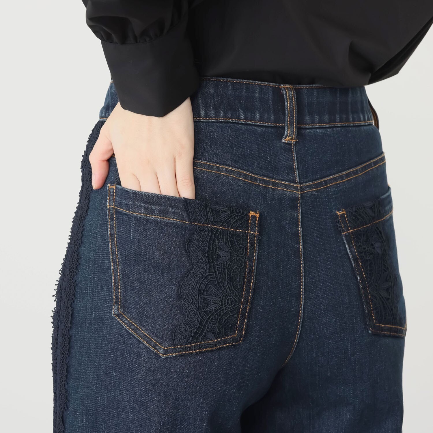アトリエ　クース サイドのレース使いで 細見えおしゃれ見え！ サイドレースデニムパンツ