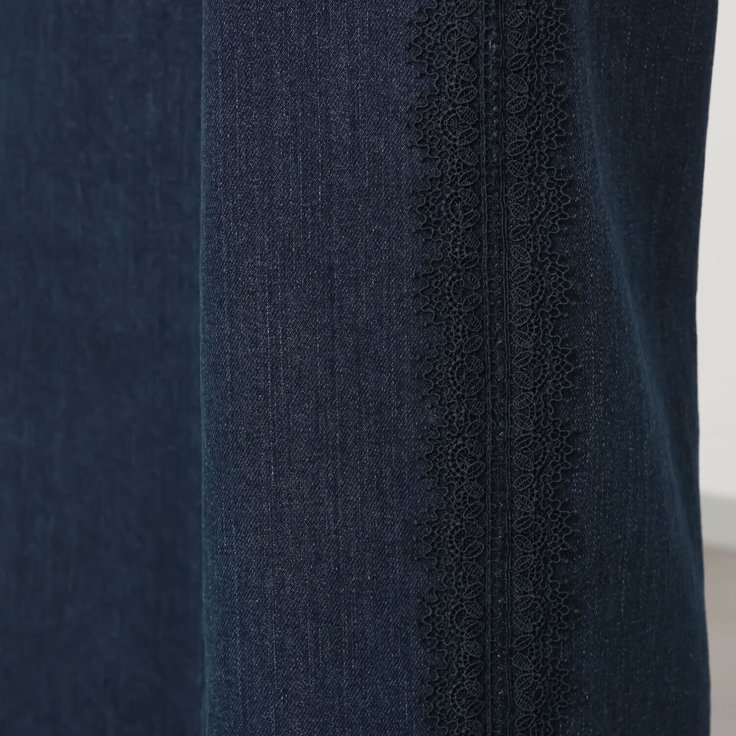 アトリエ　クース サイドのレース使いで 細見えおしゃれ見え！ サイドレースデニムパンツ