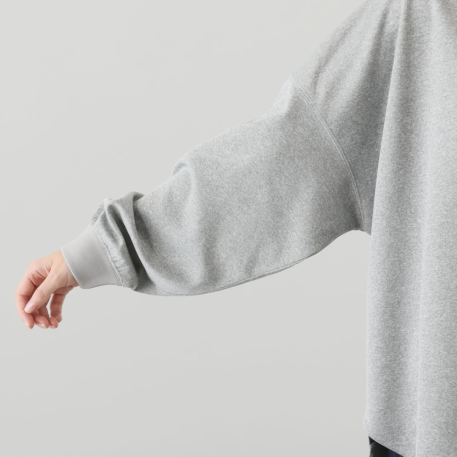 ラ　ヴァーグ　デトワール 微光沢感がエレガント 肌触りなめらか デイリーに コーディネイトしやすい 大人プルオーバー