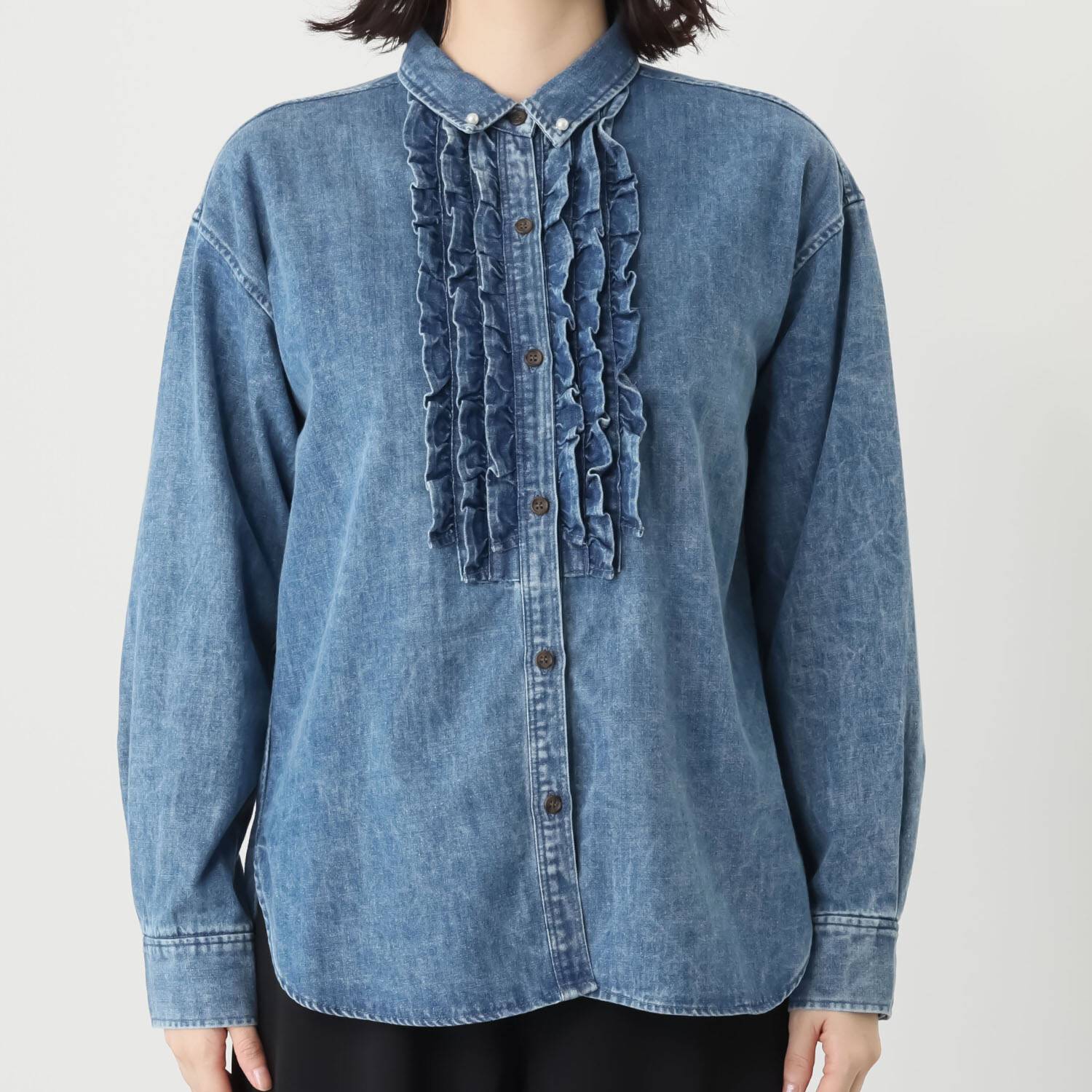 ラ　ヴァーグ　デトワール 上品カジュアル ミニフリルデザイン パール調ボタンアクセント デニムシャツ