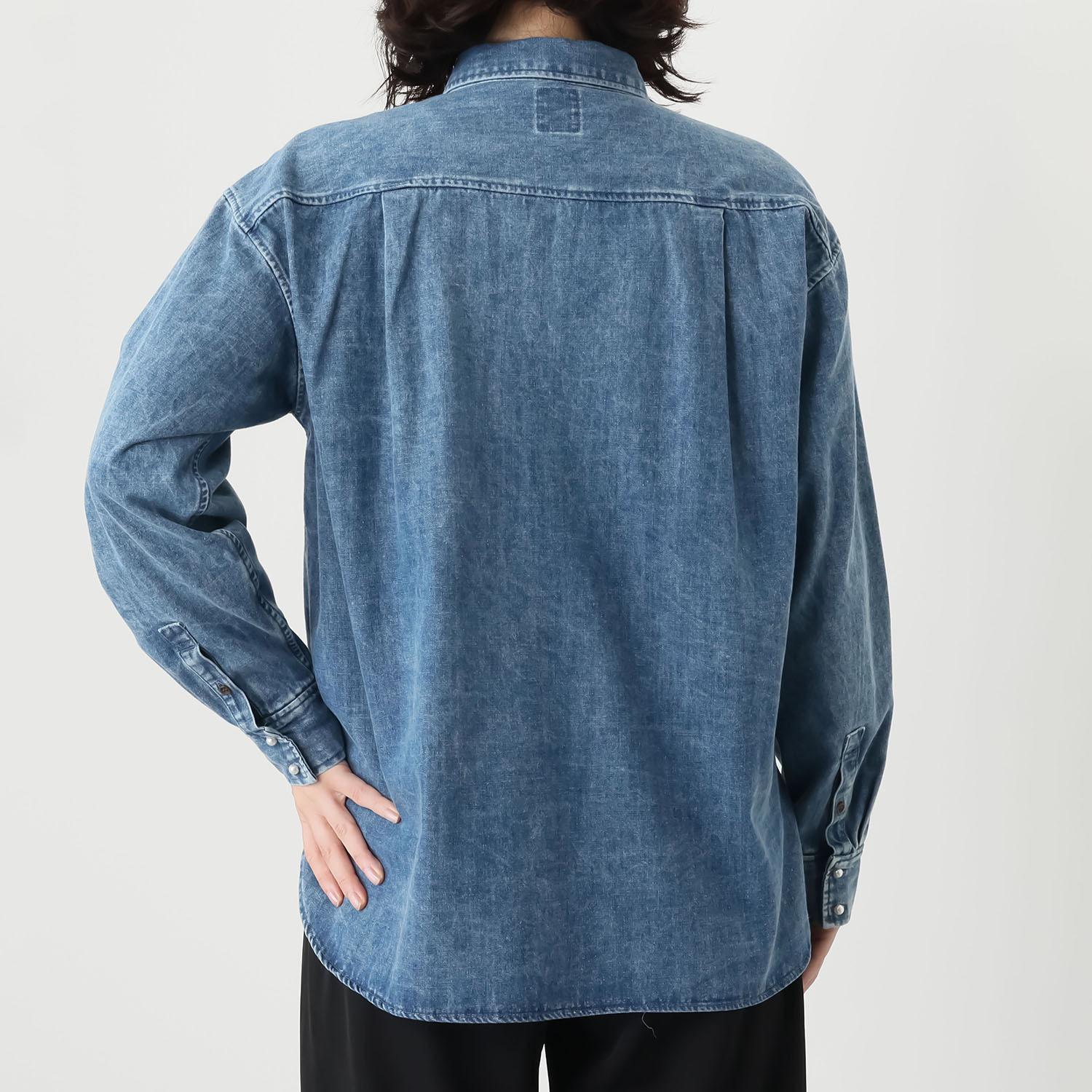 ラ　ヴァーグ　デトワール 上品カジュアル ミニフリルデザイン パール調ボタンアクセント デニムシャツ