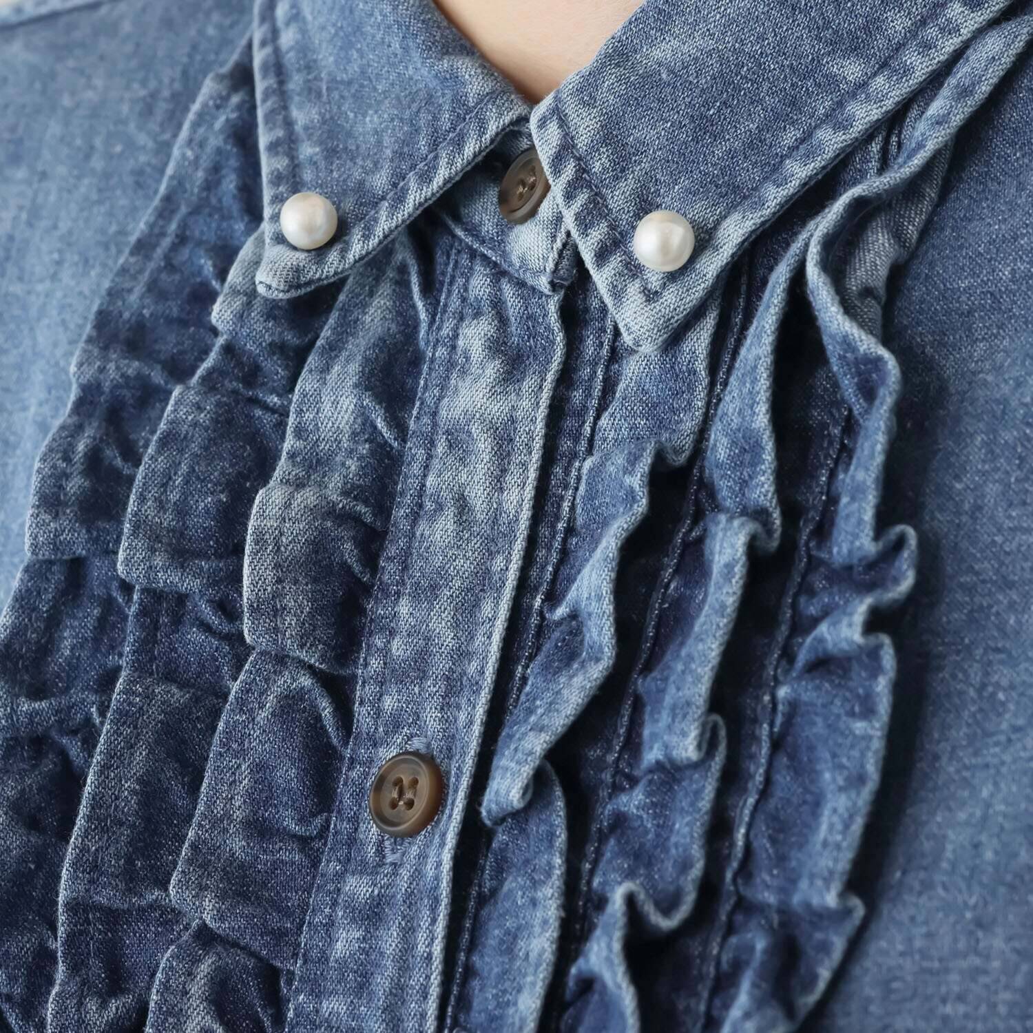 ラ　ヴァーグ　デトワール 上品カジュアル ミニフリルデザイン パール調ボタンアクセント デニムシャツ