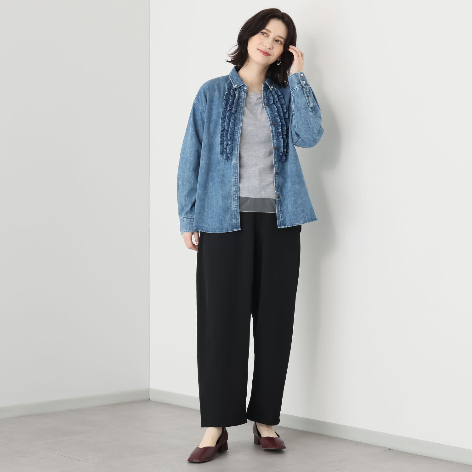 ラ　ヴァーグ　デトワール 上品カジュアル ミニフリルデザイン パール調ボタンアクセント デニムシャツ