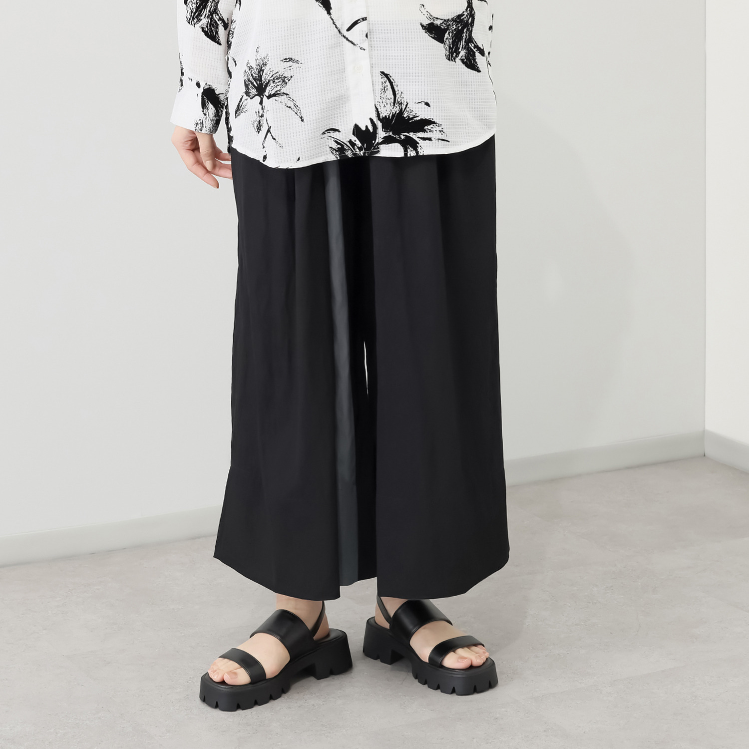 ウノ・ウノ・ドゥーエ タック奥バイカラー 柔らかドレープツイル ワイドパンツ