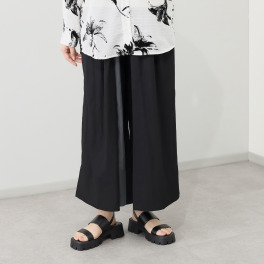ウノ・ウノ・ドゥーエ タック奥バイカラー 柔らかドレープツイル ワイドパンツ