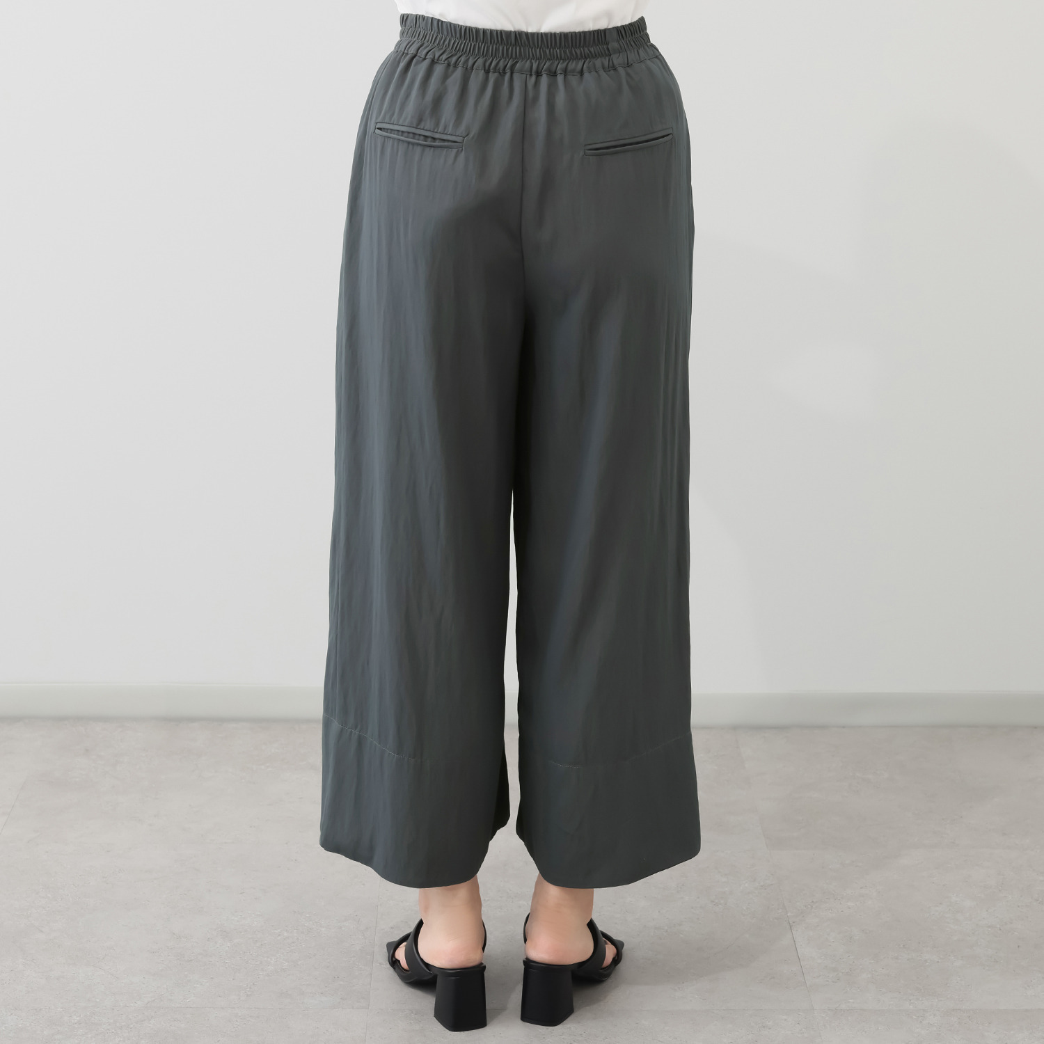 ウノ・ウノ・ドゥーエ タック奥バイカラー 柔らかドレープツイル ワイドパンツ