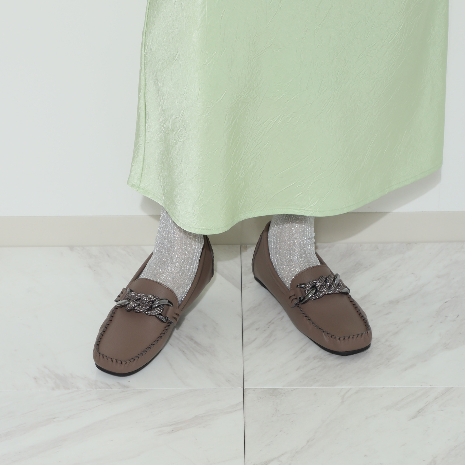 エンチャンテッド チェーンモティーフ 軽量ソフト インヒールモカシン