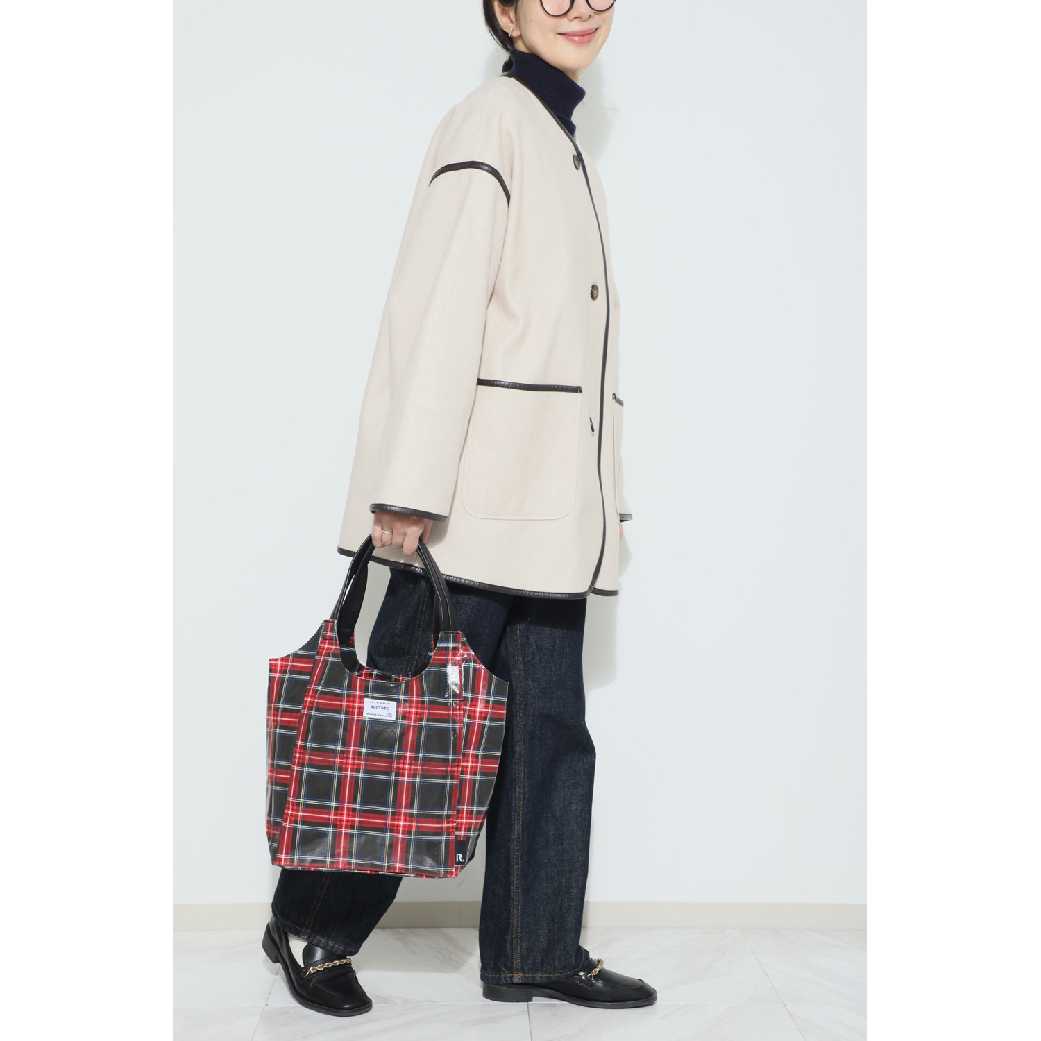 ルートート ラミネート加工で 汚れもサッと拭けて安心 Ａ４サイズＯＫ 肩掛けスムーズ 大人柄トートバッグ