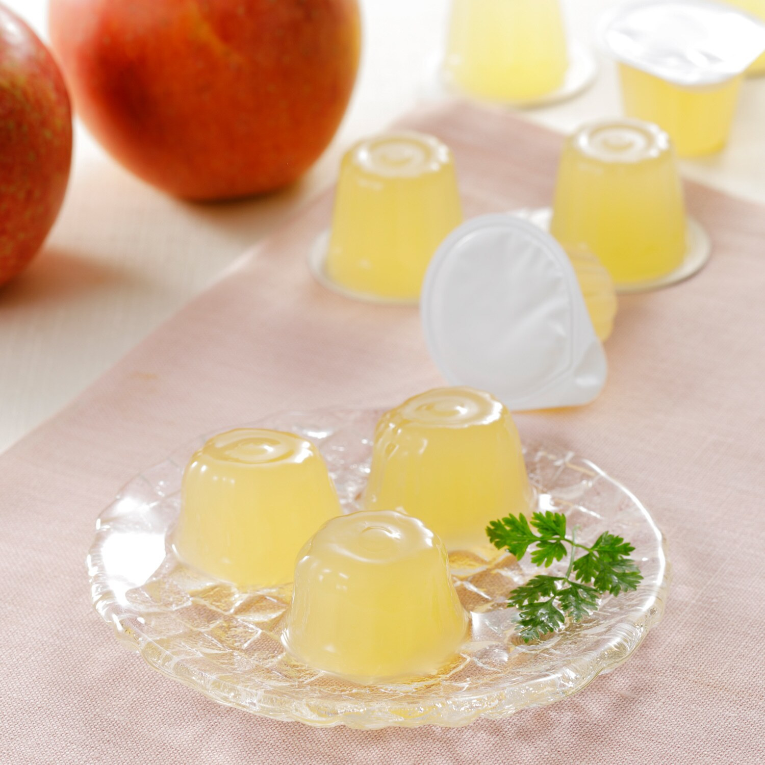 国産果汁使用 とろけるようなやわらかさ すりおろしりんごゼリー