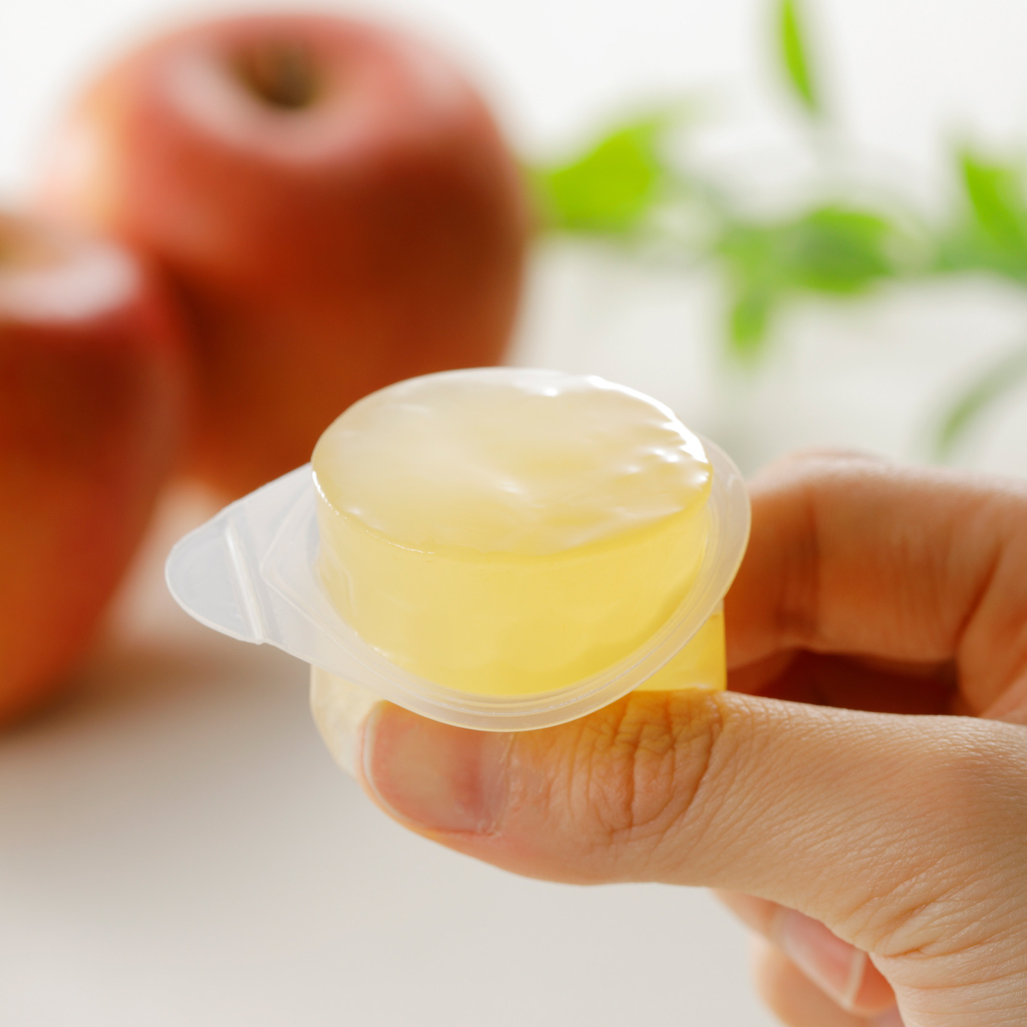 国産果汁使用 とろけるようなやわらかさ すりおろしりんごゼリー