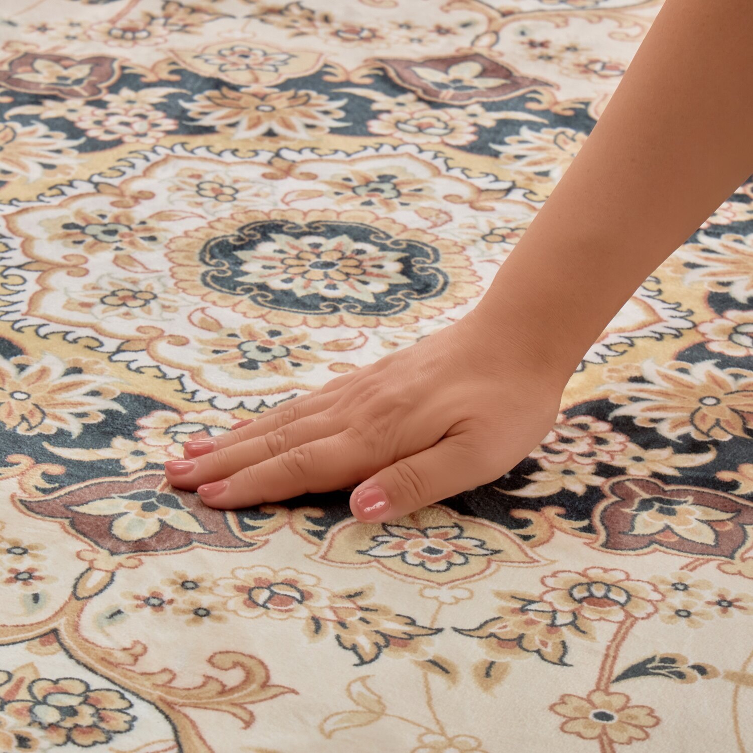 格調高い ペルシャンデザイン 手触りなめらか プルメイジュカーペット ＜１９０×１９０ｃｍ＞