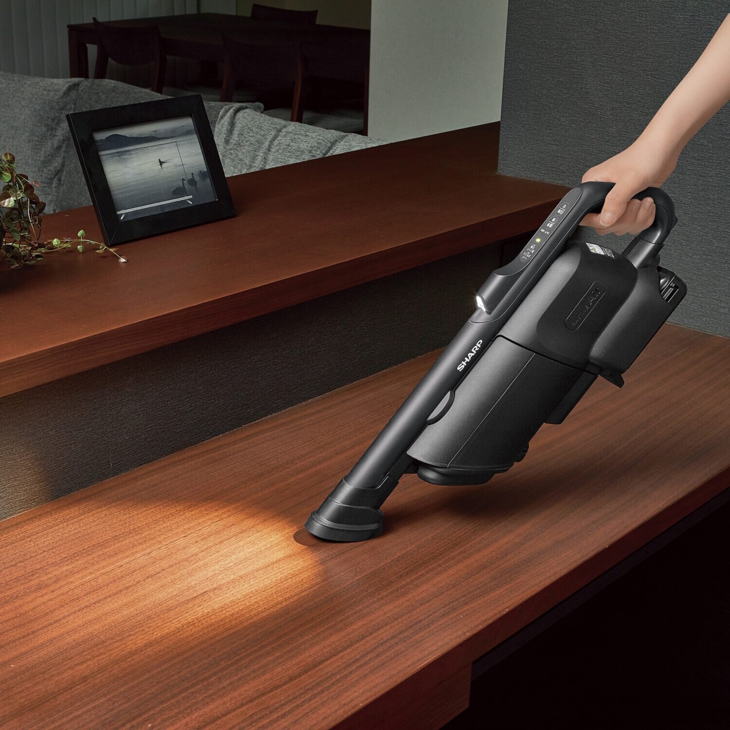 シャープ さわらずに捨てる 紙パック式！ 軽量＆やさしい運転音の コードレス スティック掃除機 ラクティブ　エア ＥＣ−ＫＲ２