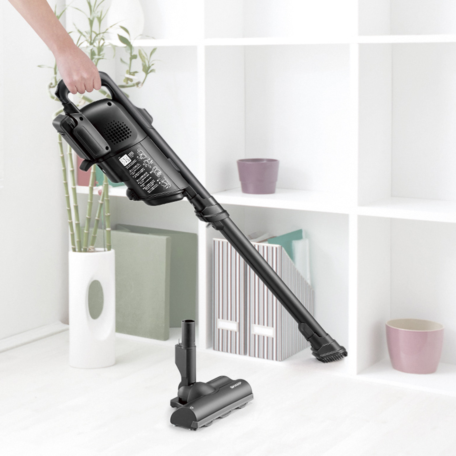 シャープ さわらずに捨てる 紙パック式！ 軽量＆やさしい運転音の コードレス スティック掃除機 ラクティブ　エア ＥＣ−ＫＲ２