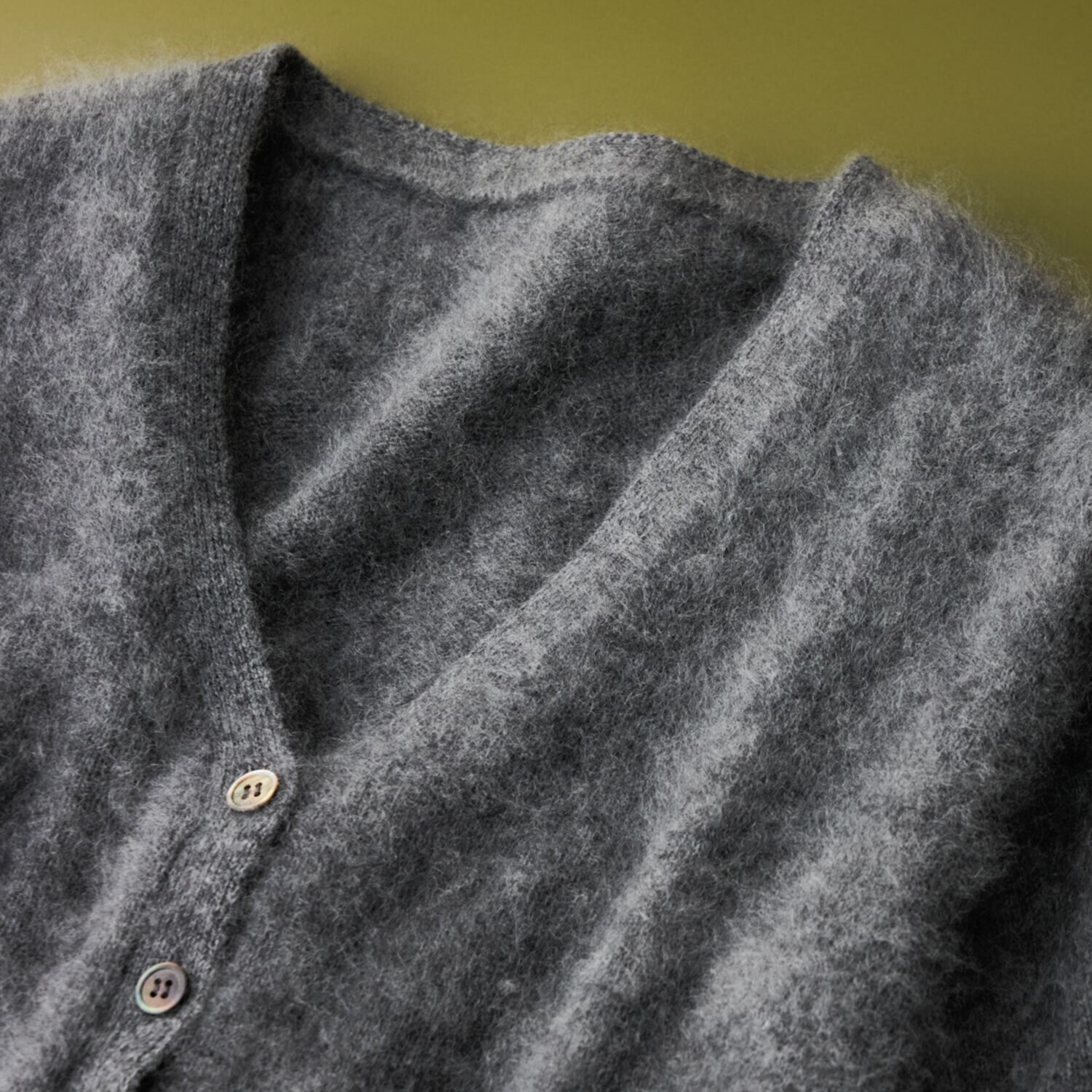 タルマス　ブランチ ウール１００％ ファー加工 Ｖネックカーディガン