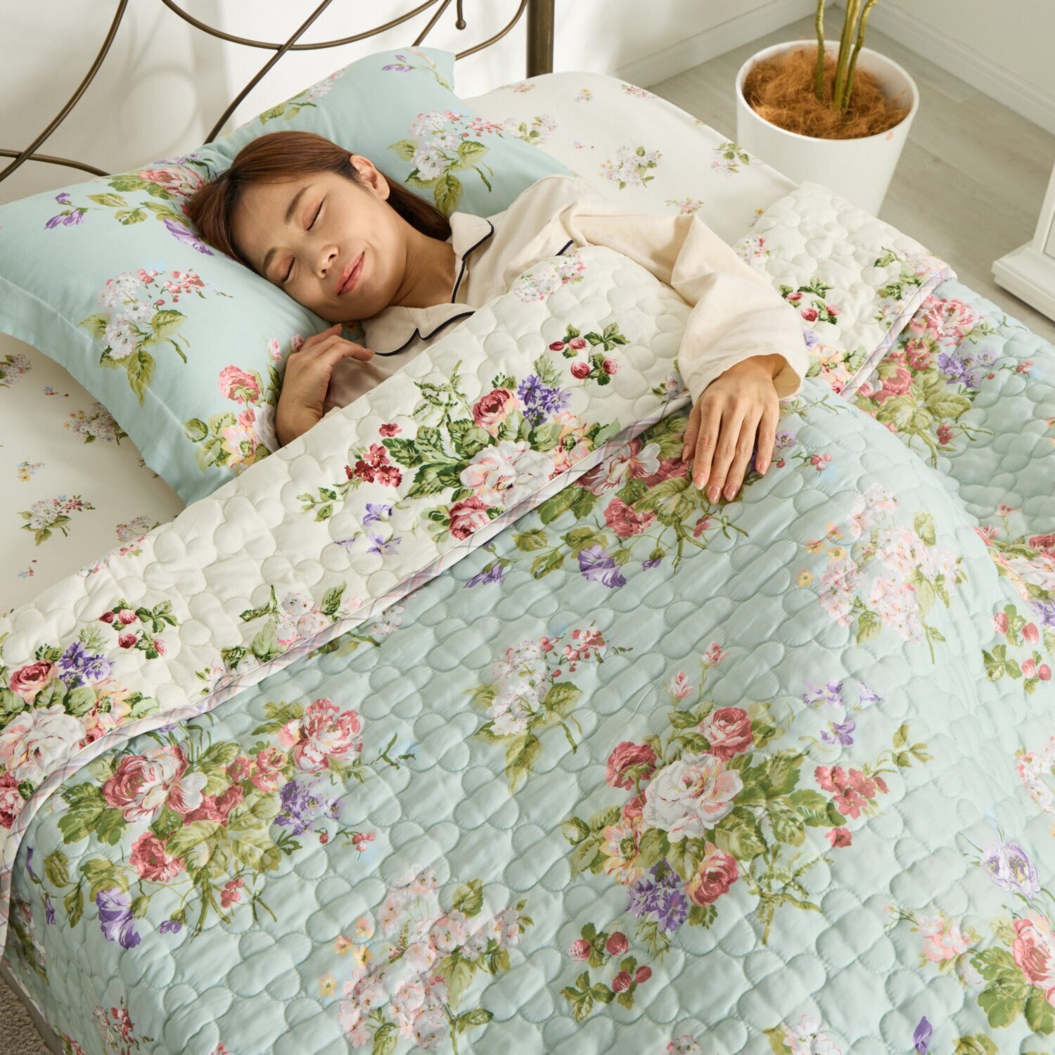 ローラアシュレイ ローズモア キルトマルチカバー ＜１９０×１９０ｃｍ＞