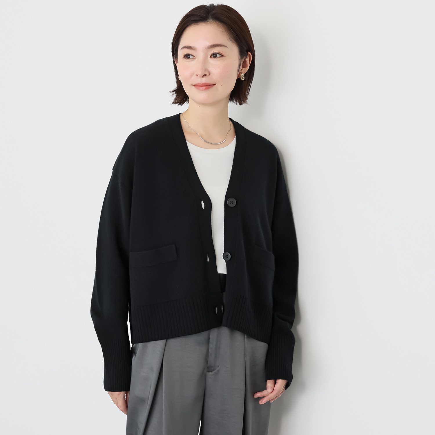 ミア　アミカ イタリア・ カリアッジ社製糸使用 こだわりのウールカシミヤ Ｖネックカーディガン