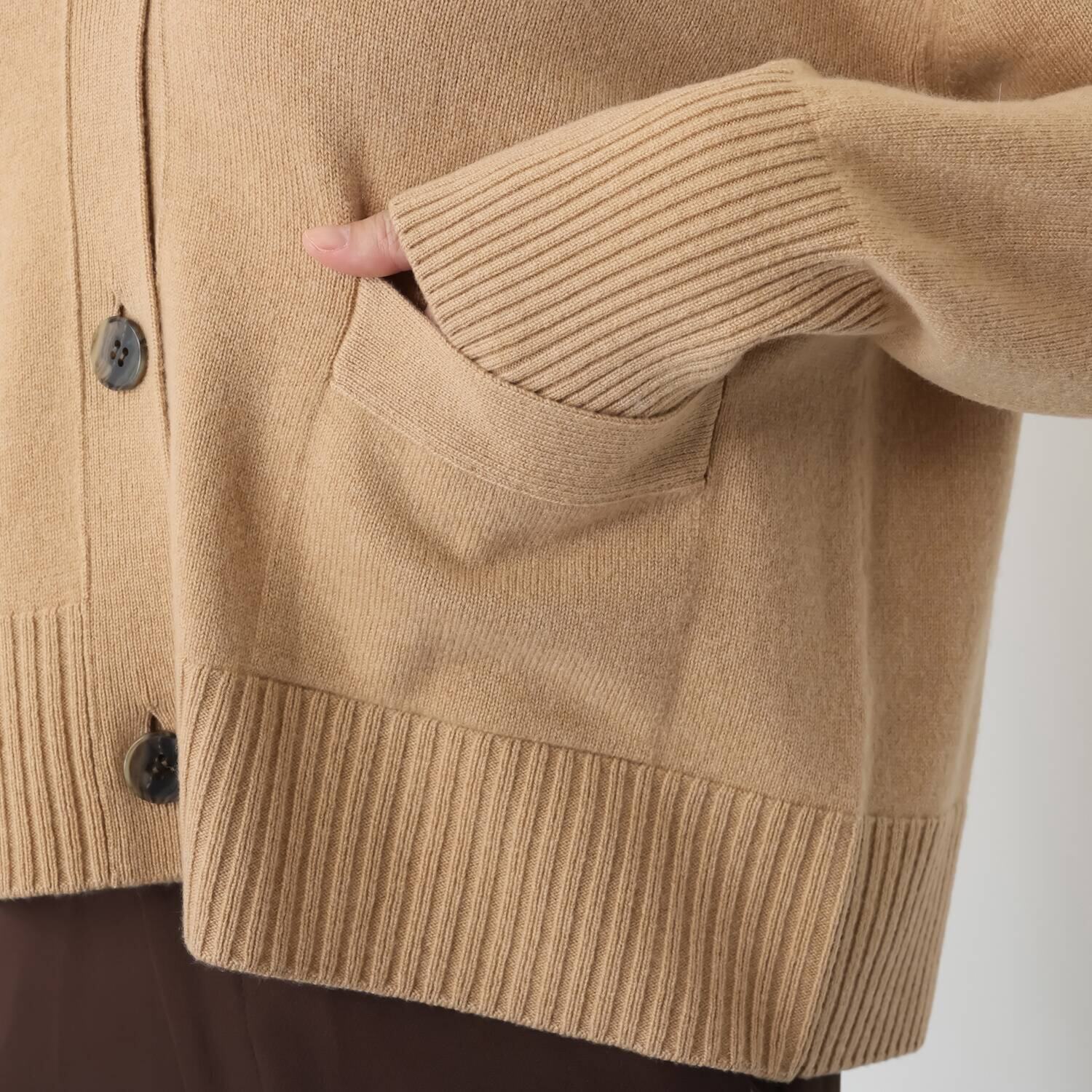 ミア　アミカ イタリア・ カリアッジ社製糸使用 こだわりのウールカシミヤ Ｖネックカーディガン