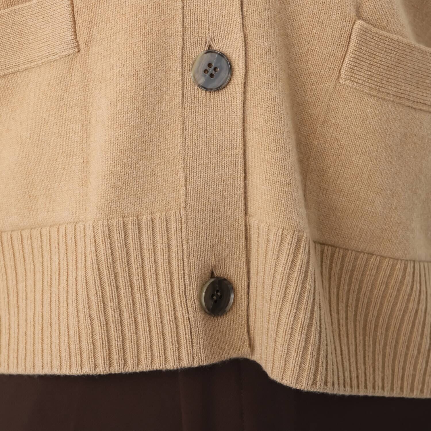 ミア　アミカ イタリア・ カリアッジ社製糸使用 こだわりのウールカシミヤ Ｖネックカーディガン