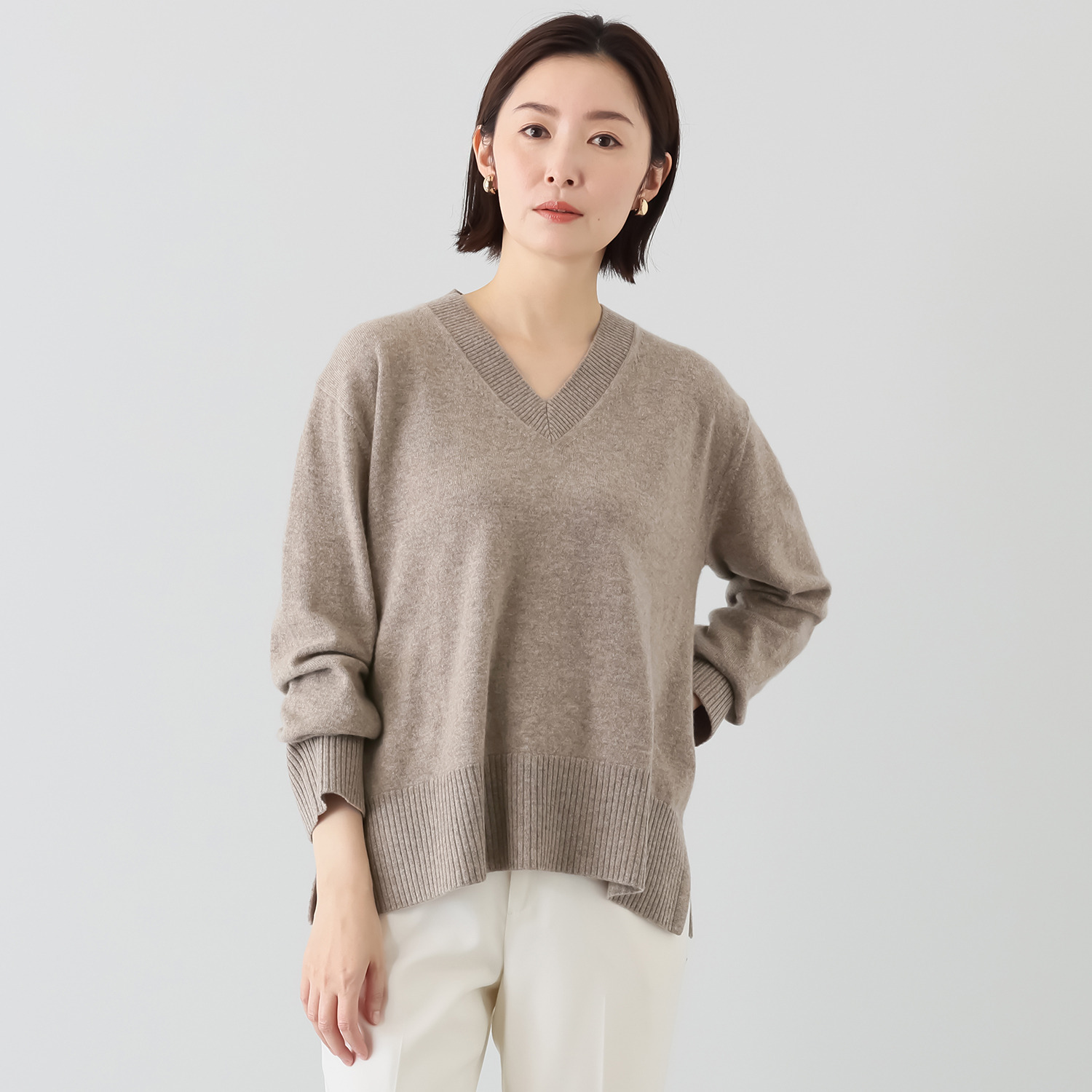 ミア　アミカ イタリア・ カリアッジ社製糸使用 こだわりの カシミヤ１００％ Ｖネックプルオーバー