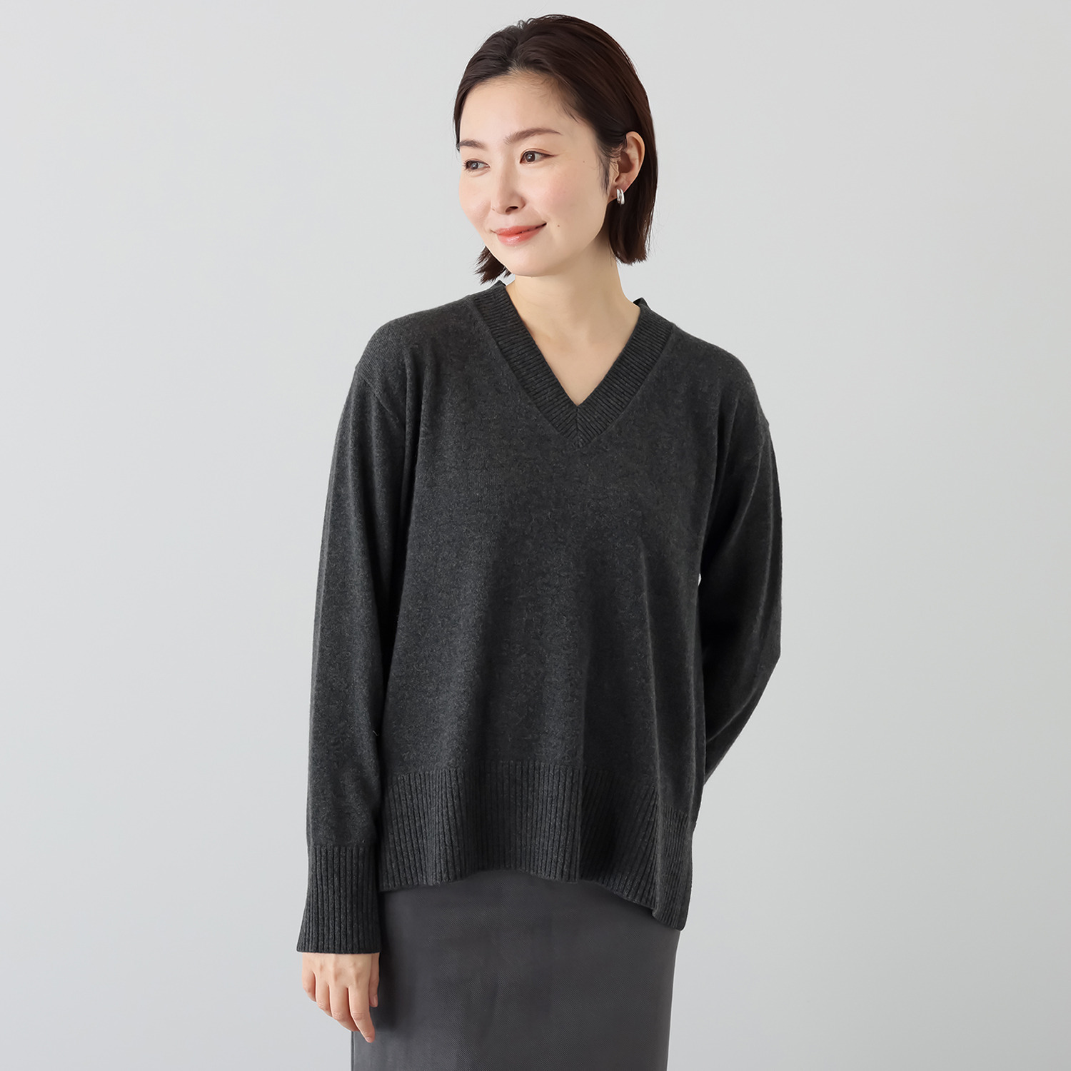 ミア　アミカ イタリア・ カリアッジ社製糸使用 こだわりの カシミヤ１００％ Ｖネックプルオーバー