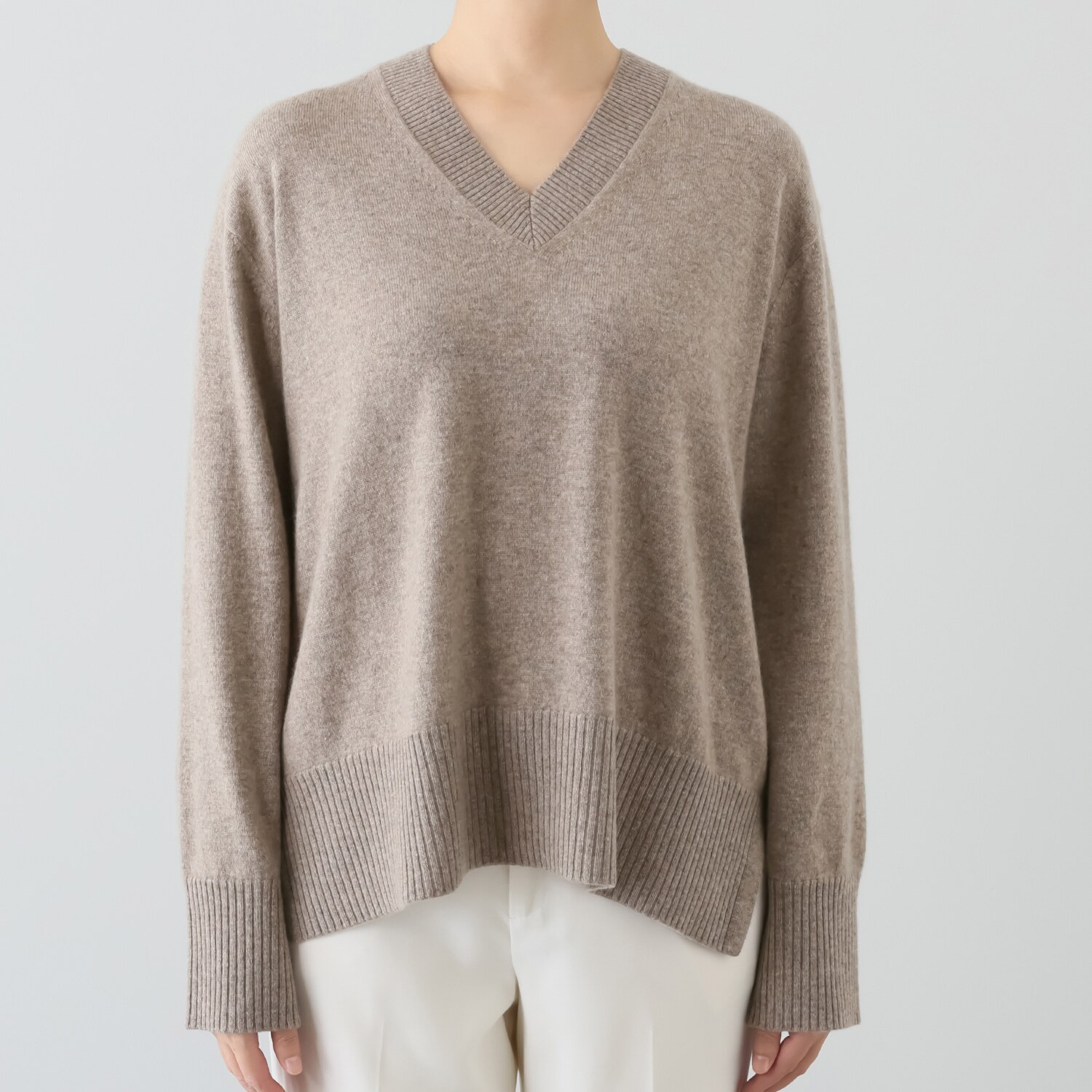 ミア　アミカ イタリア・ カリアッジ社製糸使用 こだわりの カシミヤ１００％ Ｖネックプルオーバー
