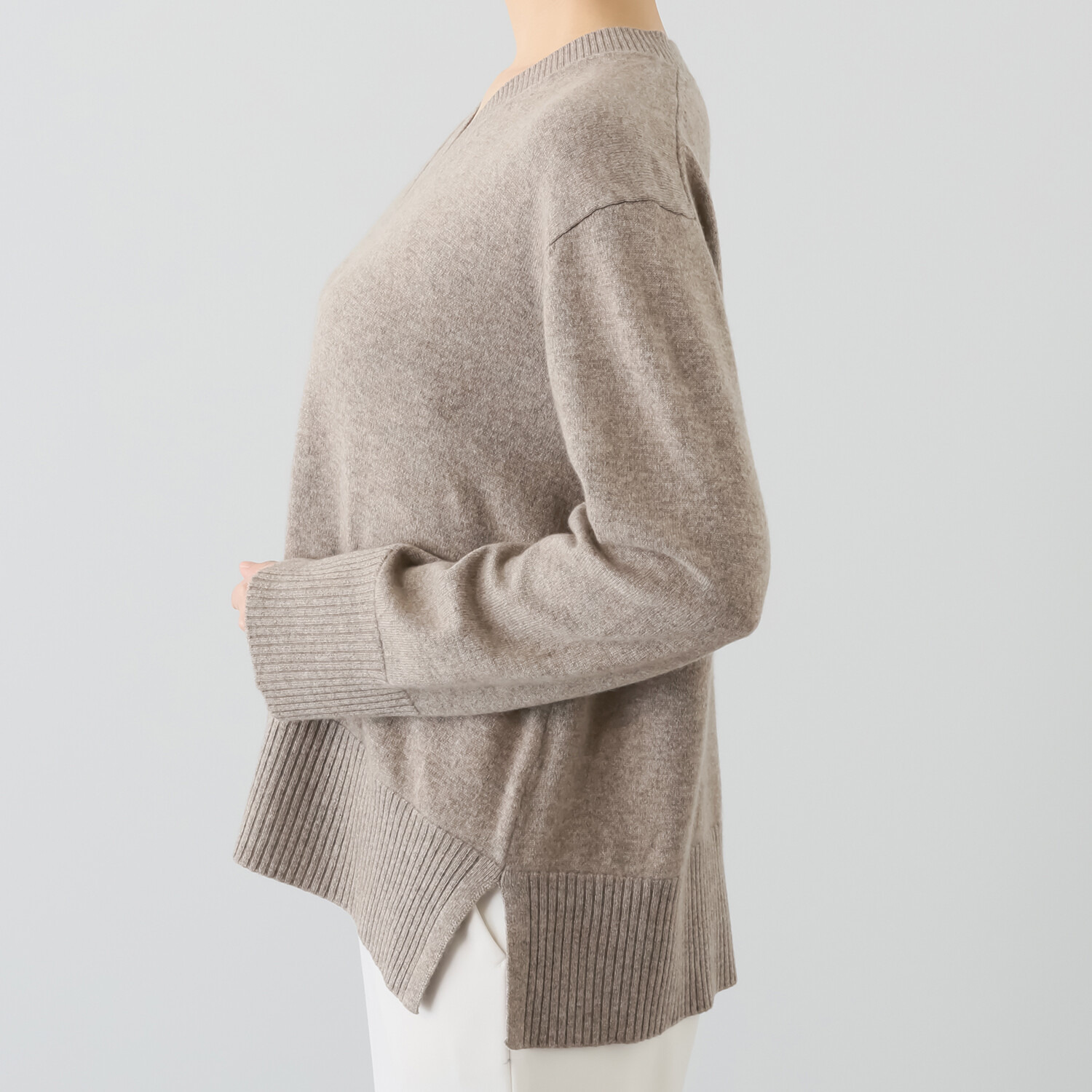 ミア　アミカ イタリア・ カリアッジ社製糸使用 こだわりの カシミヤ１００％ Ｖネックプルオーバー