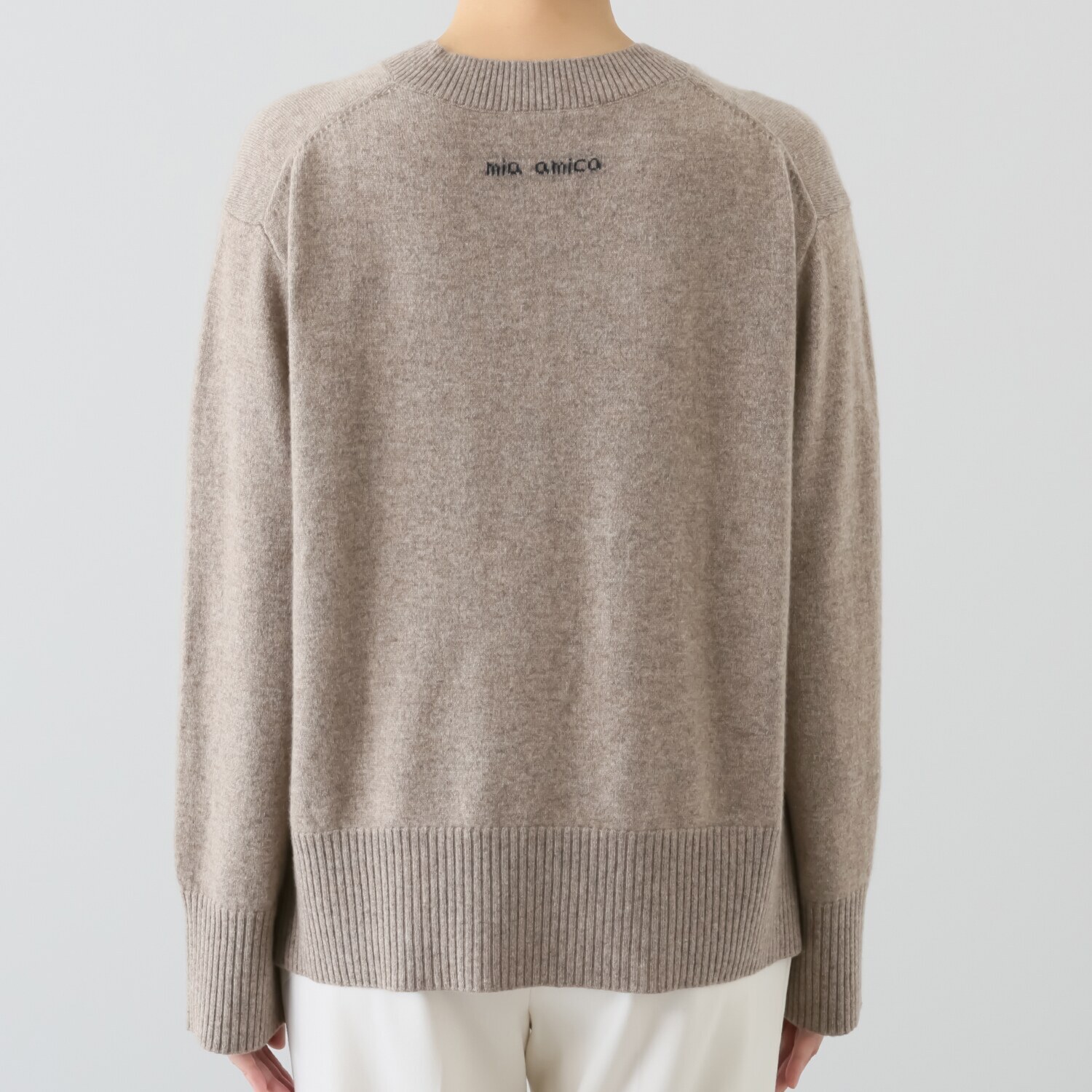 ミア　アミカ イタリア・ カリアッジ社製糸使用 こだわりの カシミヤ１００％ Ｖネックプルオーバー
