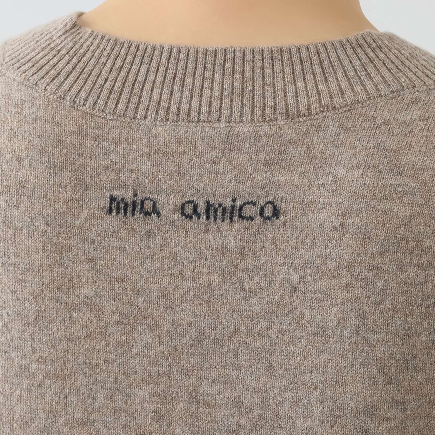 ミア　アミカ イタリア・ カリアッジ社製糸使用 こだわりの カシミヤ１００％ Ｖネックプルオーバー