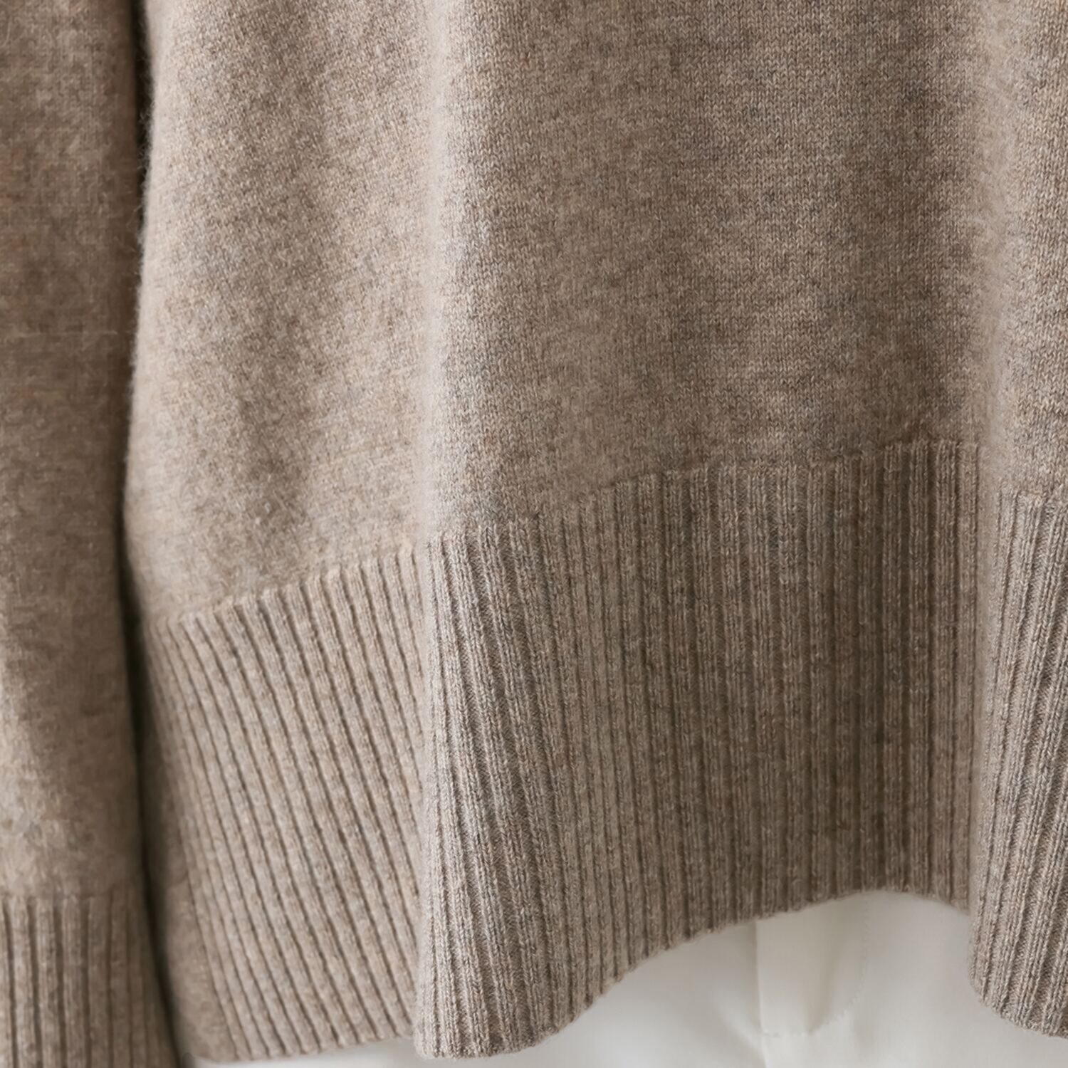 ミア　アミカ イタリア・ カリアッジ社製糸使用 こだわりの カシミヤ１００％ Ｖネックプルオーバー