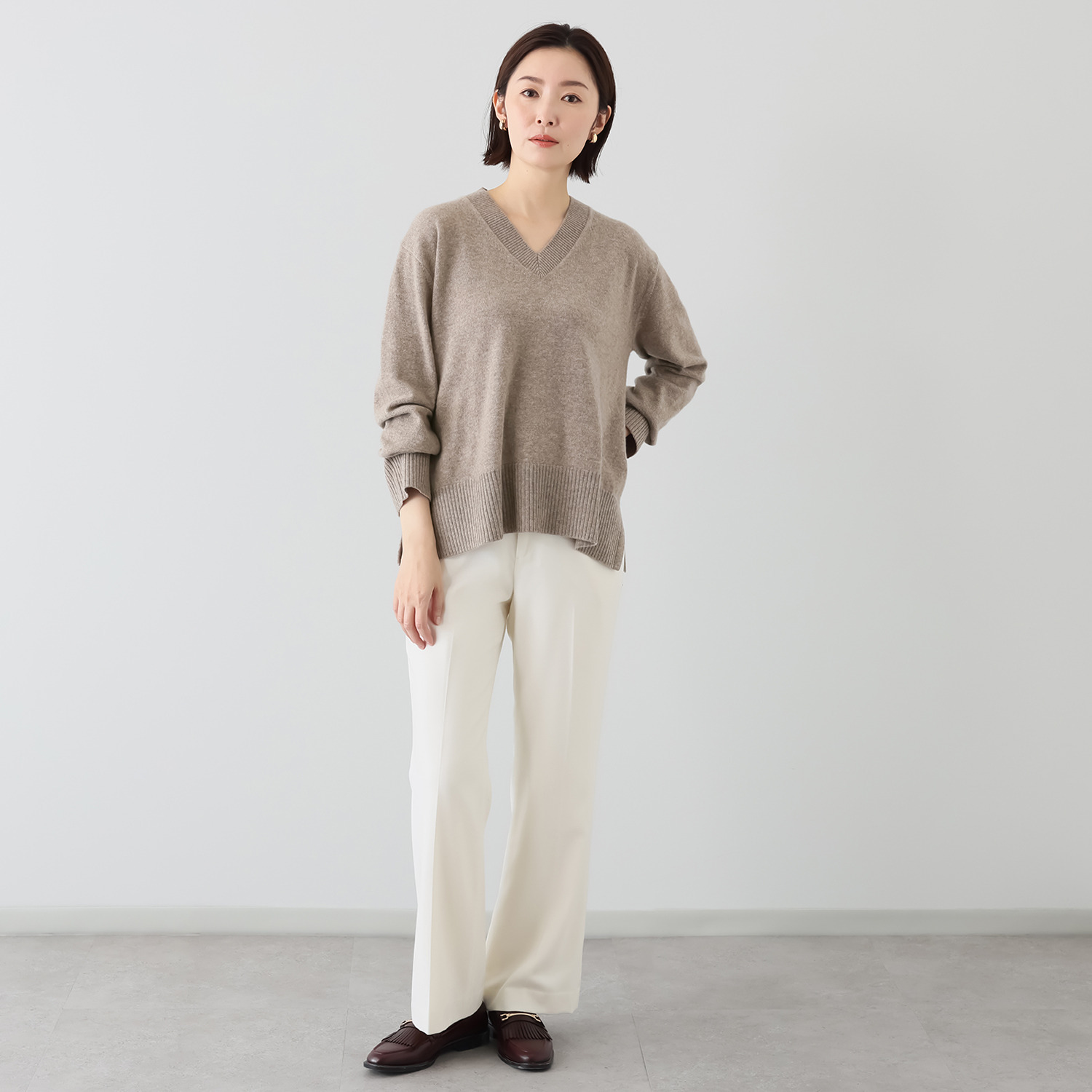 ミア　アミカ イタリア・ カリアッジ社製糸使用 こだわりの カシミヤ１００％ Ｖネックプルオーバー