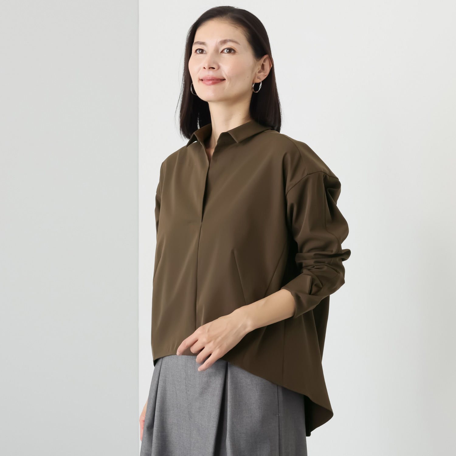 ヤエアジュテ １枚着でも、重ね着でも フォルムが映える スッキリ上品見えブラウス
