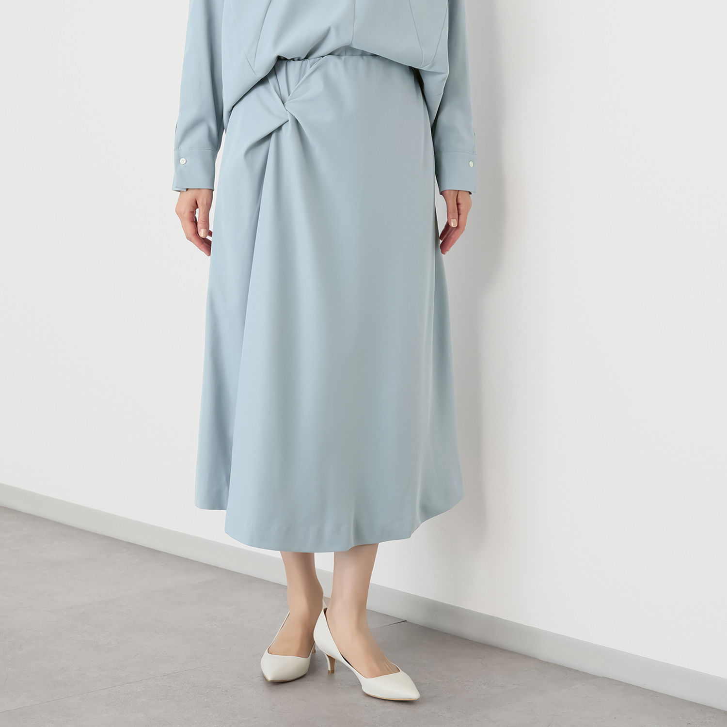 ヤエアジュテ アシンメトリーでモードを フレアーで優雅に はき心地やさしい ドレープデザインスカート