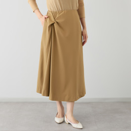 ヤエアジュテ アシンメトリーでモードを フレアーで優雅に はき心地やさしい ドレープデザインスカート