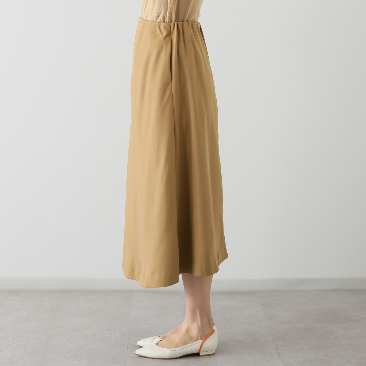 ヤエアジュテ アシンメトリーでモードを フレアーで優雅に はき心地やさしい ドレープデザインスカート