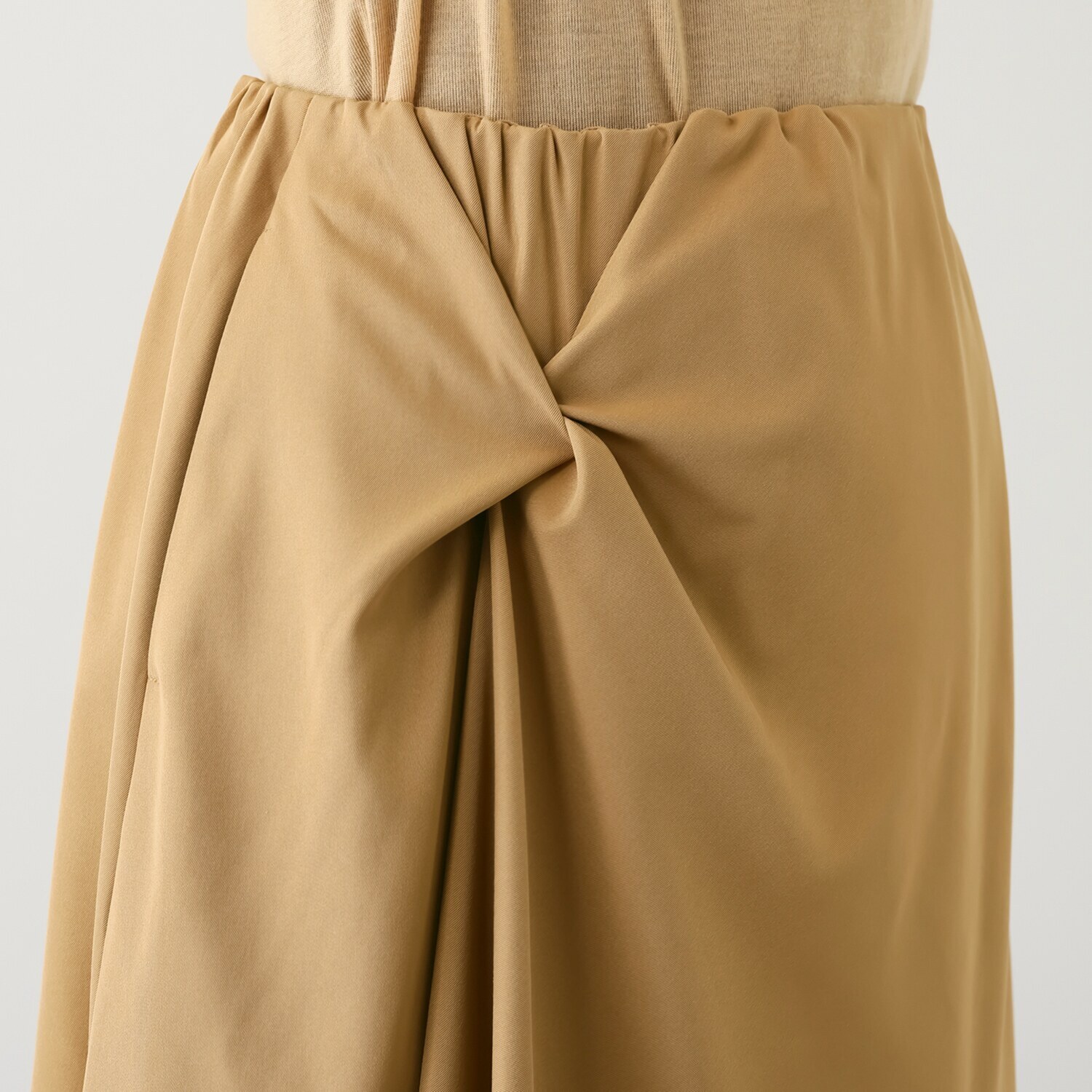 ヤエアジュテ アシンメトリーでモードを フレアーで優雅に はき心地やさしい ドレープデザインスカート
