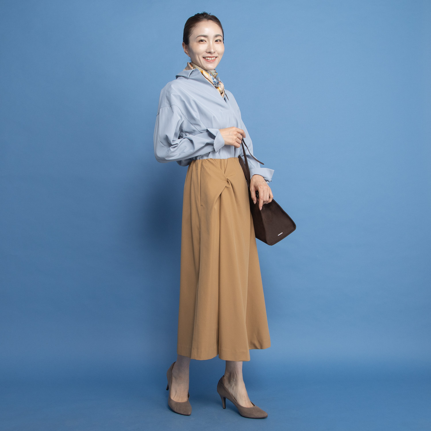 ヤエアジュテ アシンメトリーでモードを フレアーで優雅に はき心地やさしい ドレープデザインスカート