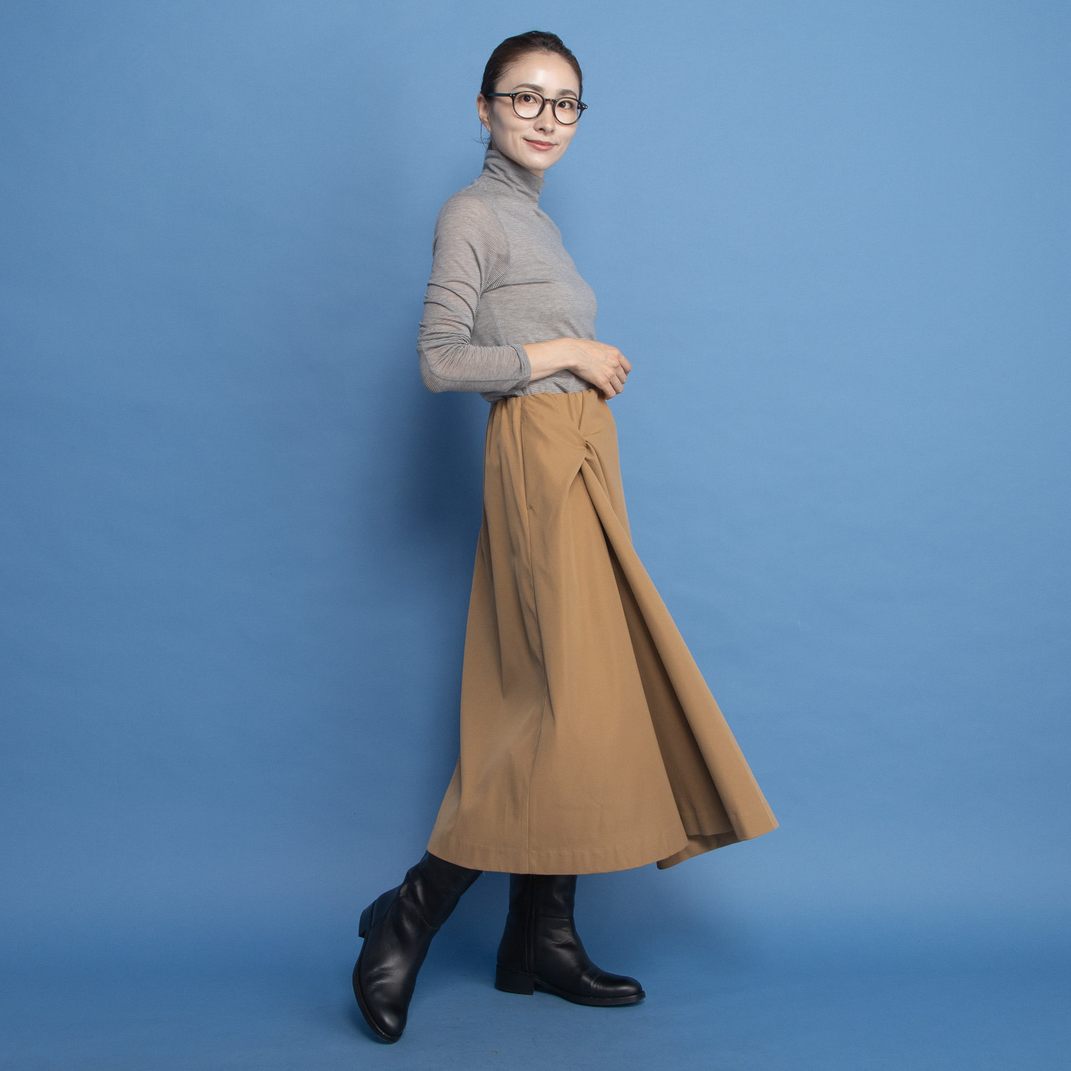 ヤエアジュテ アシンメトリーでモードを フレアーで優雅に はき心地やさしい ドレープデザインスカート