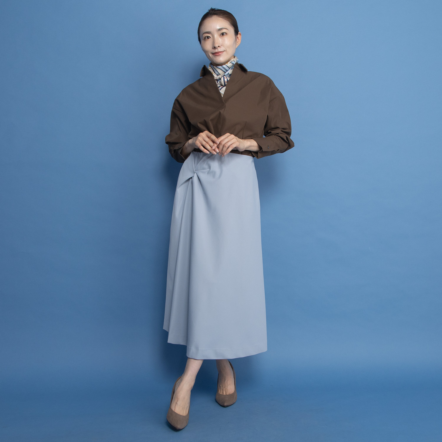 ヤエアジュテ アシンメトリーでモードを フレアーで優雅に はき心地やさしい ドレープデザインスカート