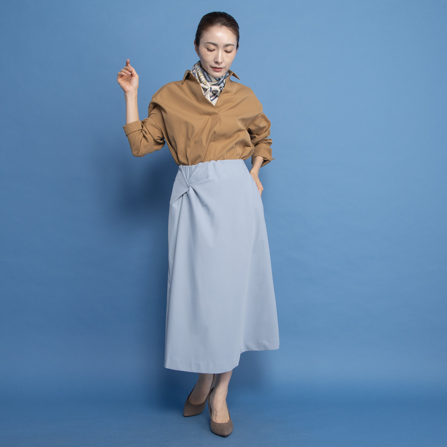 ヤエアジュテ アシンメトリーでモードを フレアーで優雅に はき心地やさしい ドレープデザインスカート