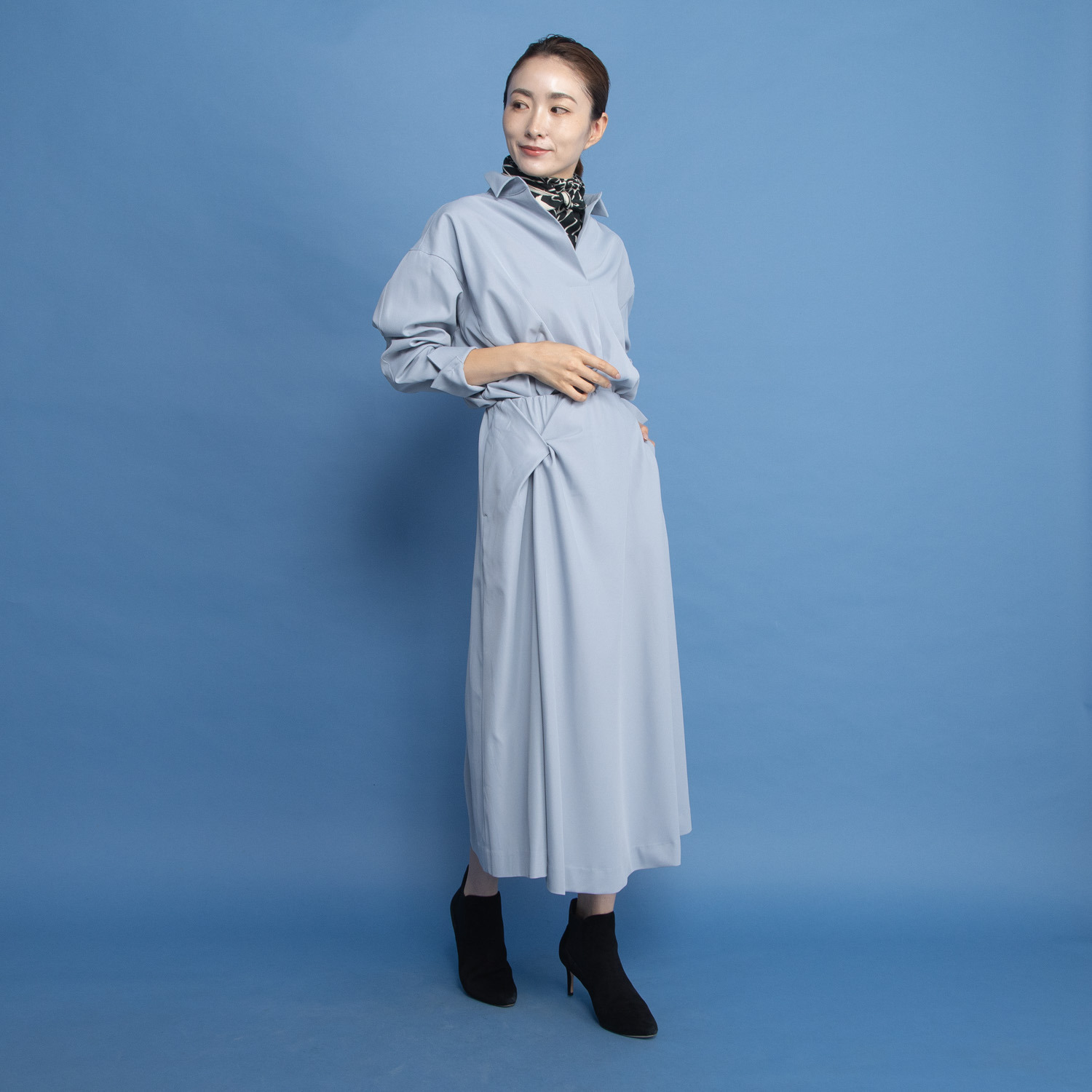 ヤエアジュテ アシンメトリーでモードを フレアーで優雅に はき心地やさしい ドレープデザインスカート