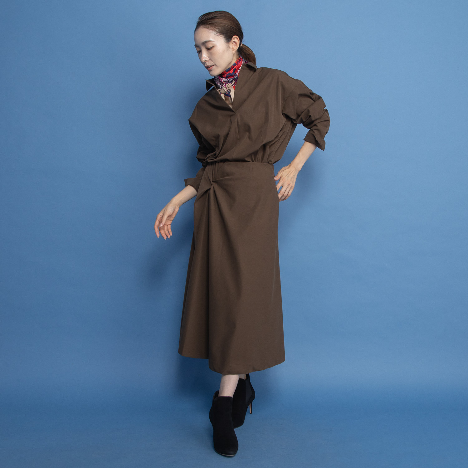 ヤエアジュテ アシンメトリーでモードを フレアーで優雅に はき心地やさしい ドレープデザインスカート