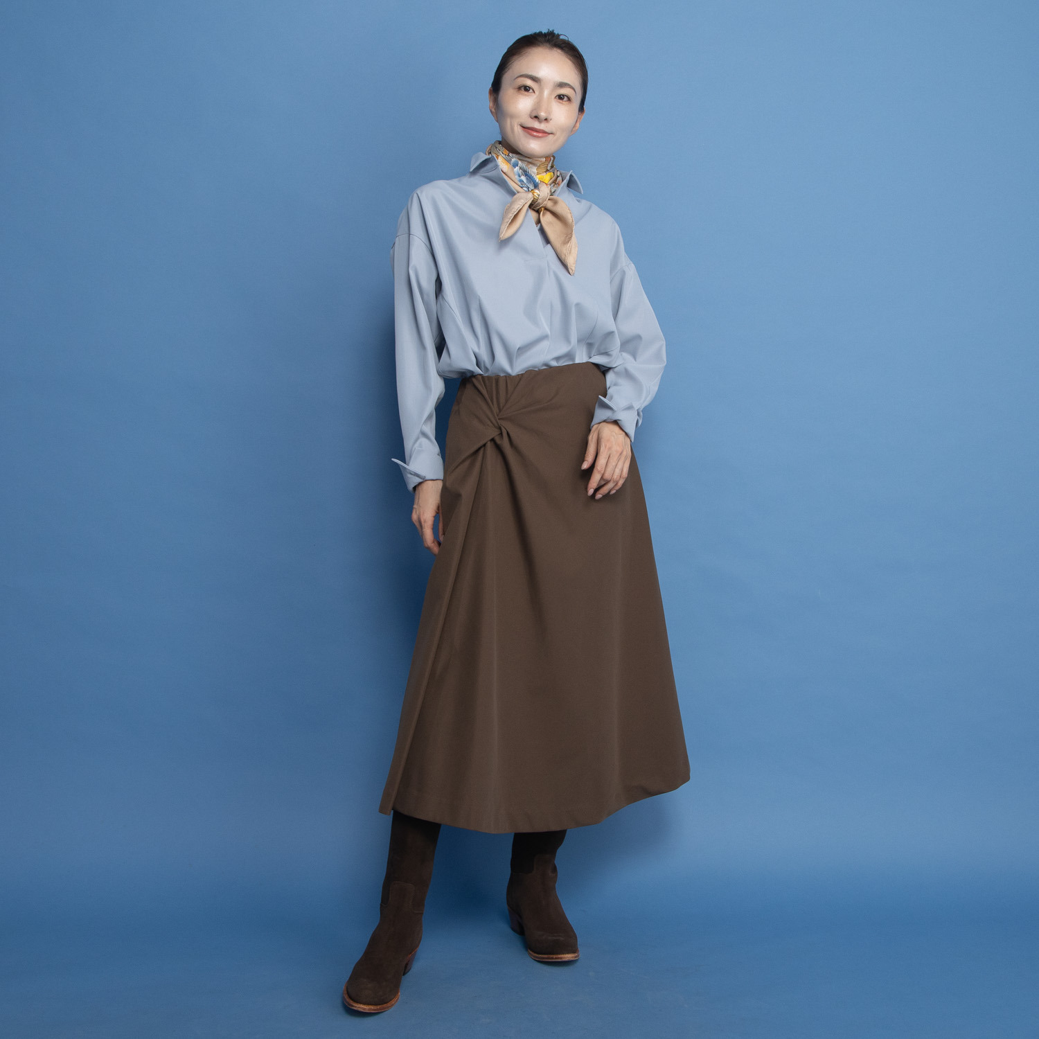 ヤエアジュテ アシンメトリーでモードを フレアーで優雅に はき心地やさしい ドレープデザインスカート