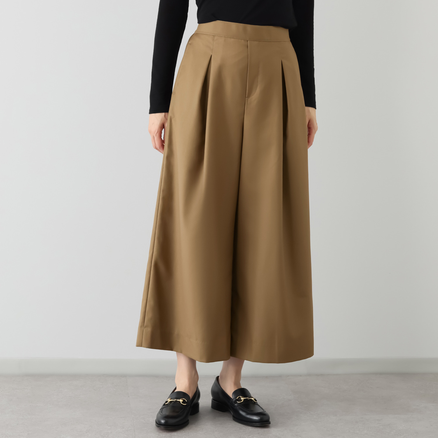 ヤエアジュテ スタイルアップと スタイリングアップを 楽して叶える タックワイドパンツ