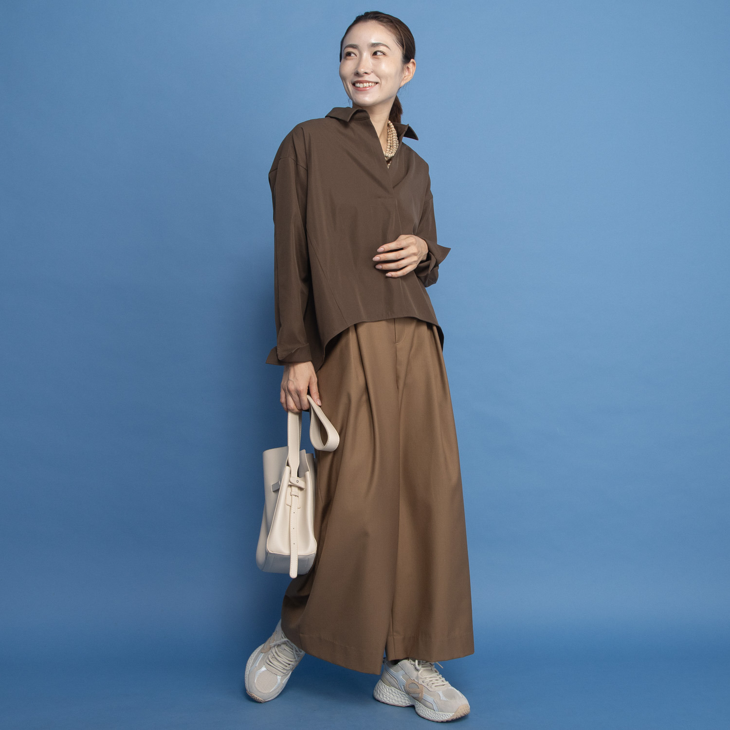 ヤエアジュテ スタイルアップと スタイリングアップを 楽して叶える タックワイドパンツ