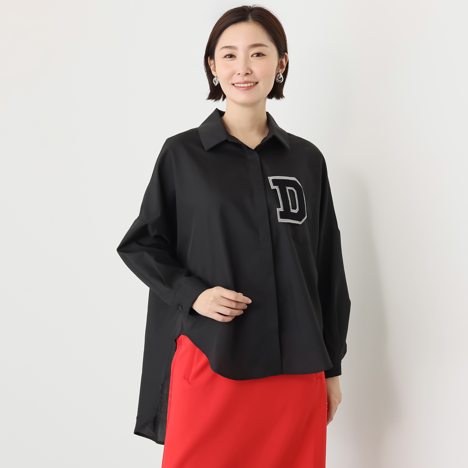 ウノ・ウノ・ドゥーエ 羽織りにもなる 着回し万能！ ワッペンブローチ付 シャツ