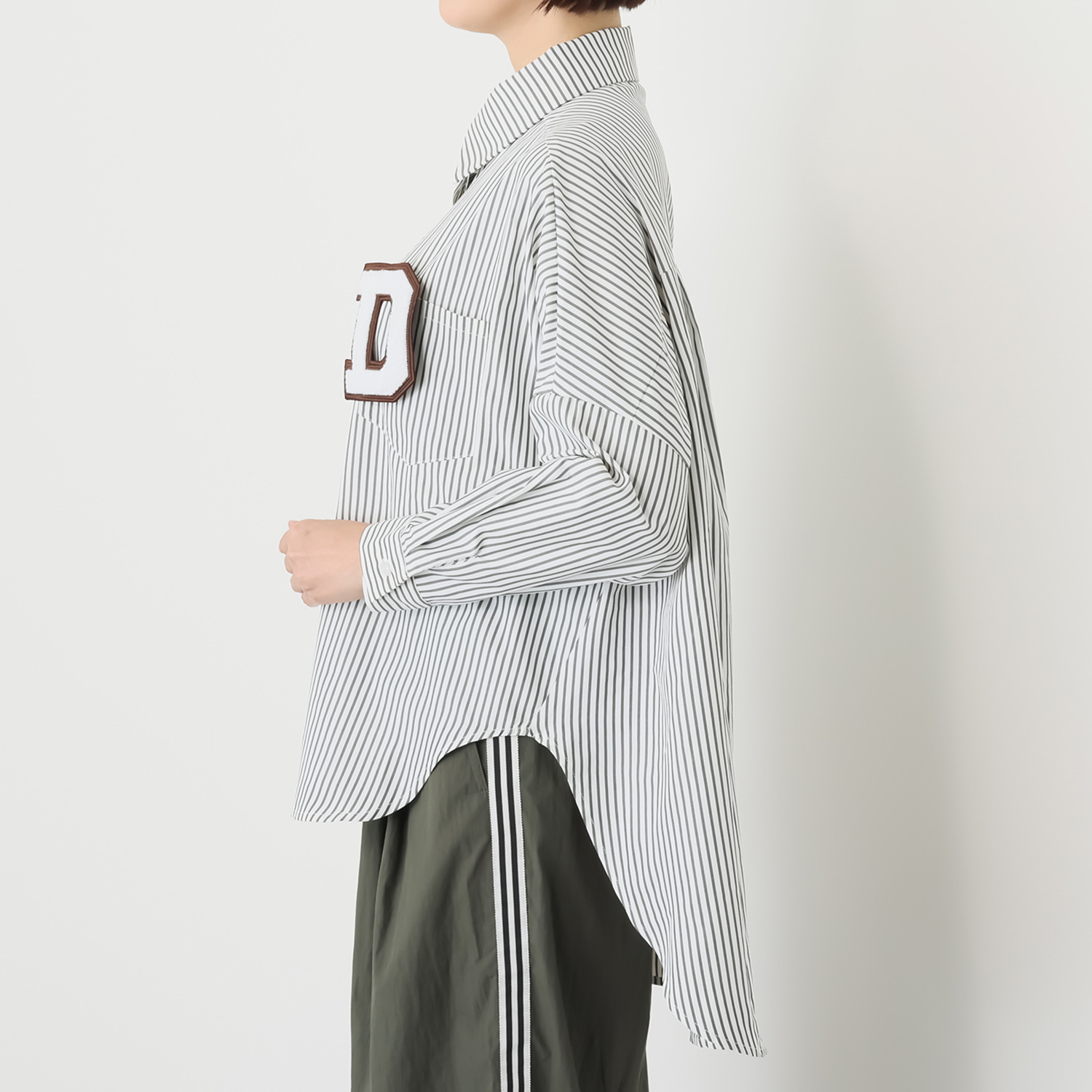 ウノ・ウノ・ドゥーエ 羽織りにもなる 着回し万能！ ワッペンブローチ付 シャツ